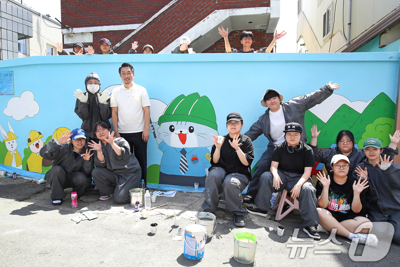 (대구=뉴스1) 공정식 기자 = 초여름 더위가 이어진 5일 오후 대구 남구 대명동 주택가에서 페인트 작업복까지 챙겨입고 나와 '벽화 그리기' 봉사에 참여한 영남이공대 웹툰과 학생들 …