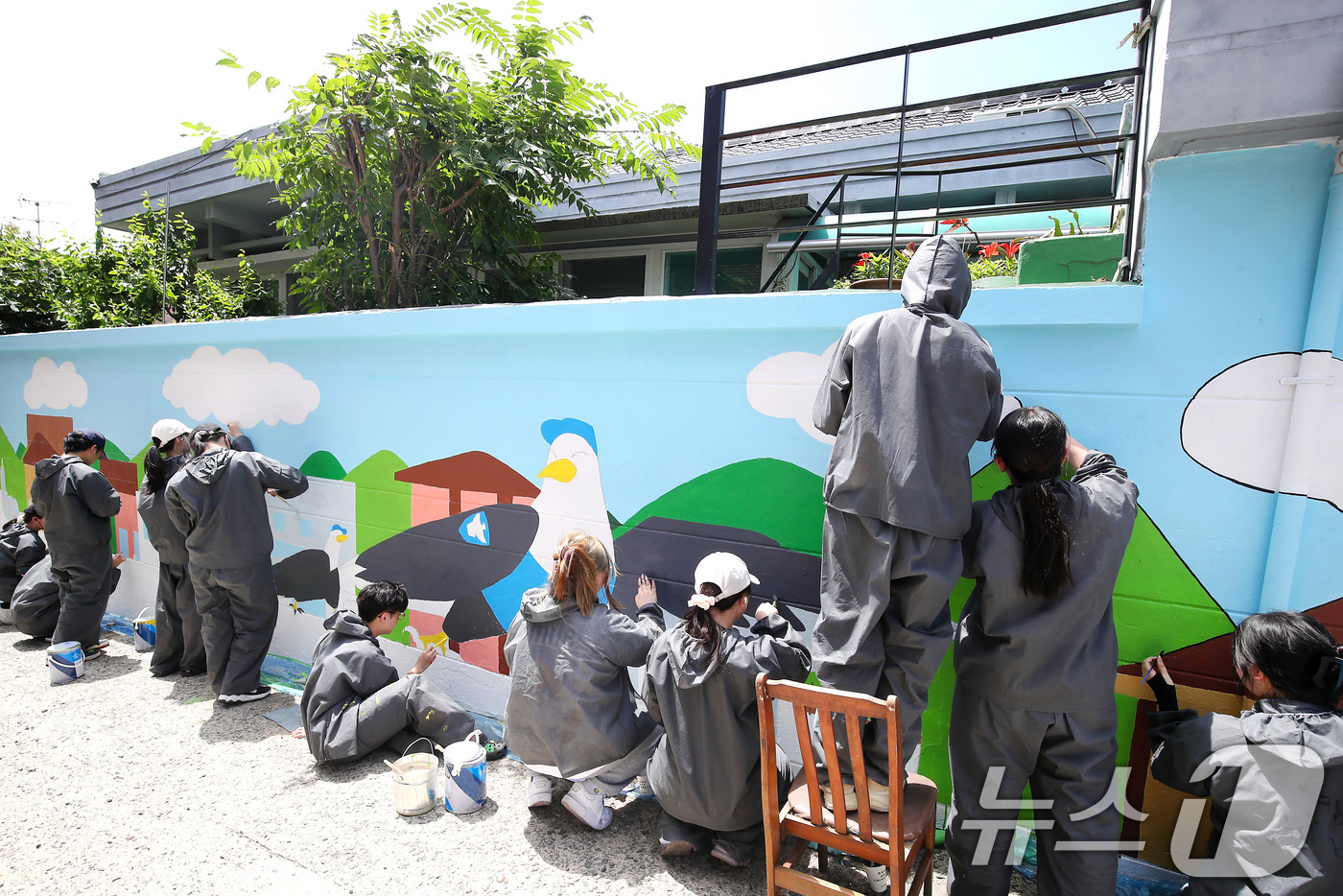 (대구=뉴스1) 공정식 기자 = 초여름 더위가 이어진 5일 오후 대구 남구 대명동 주택가에서 영남이공대 웹툰과 학생들이 페인트 작업복까지 챙겨입고 나와 '벽화 그리기' 봉사를 하고 …