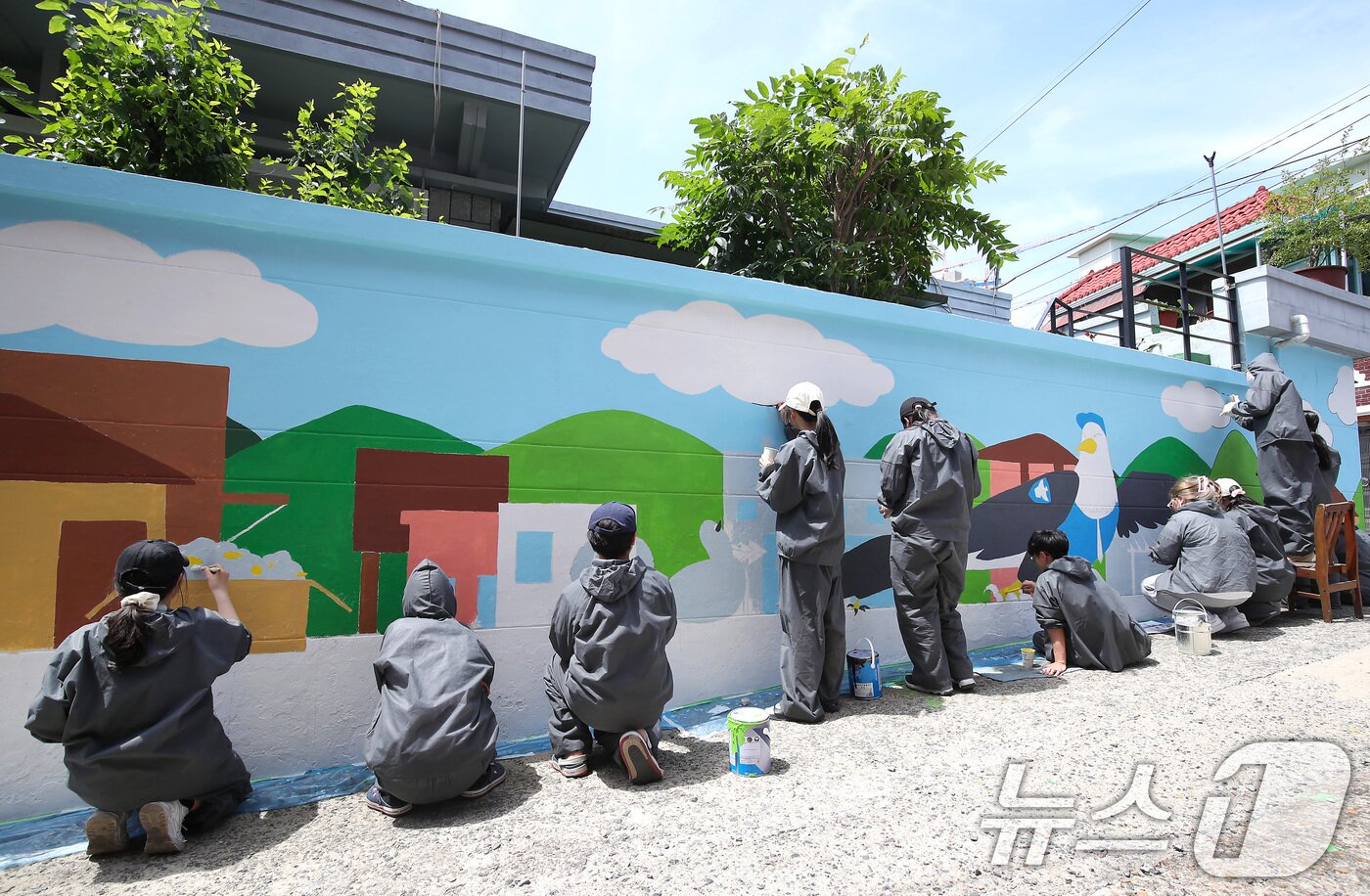 본문 이미지 - 초여름 더위가 이어진 5일 오후 대구 남구 대명동 주택가에서 영남이공대 웹툰과 학생들이 페인트 작업복까지 챙겨입고 나와 '벽화 그리기' 봉사를 하고 있다. 2025.6.5/뉴스1 ⓒ News1 공정식 기자