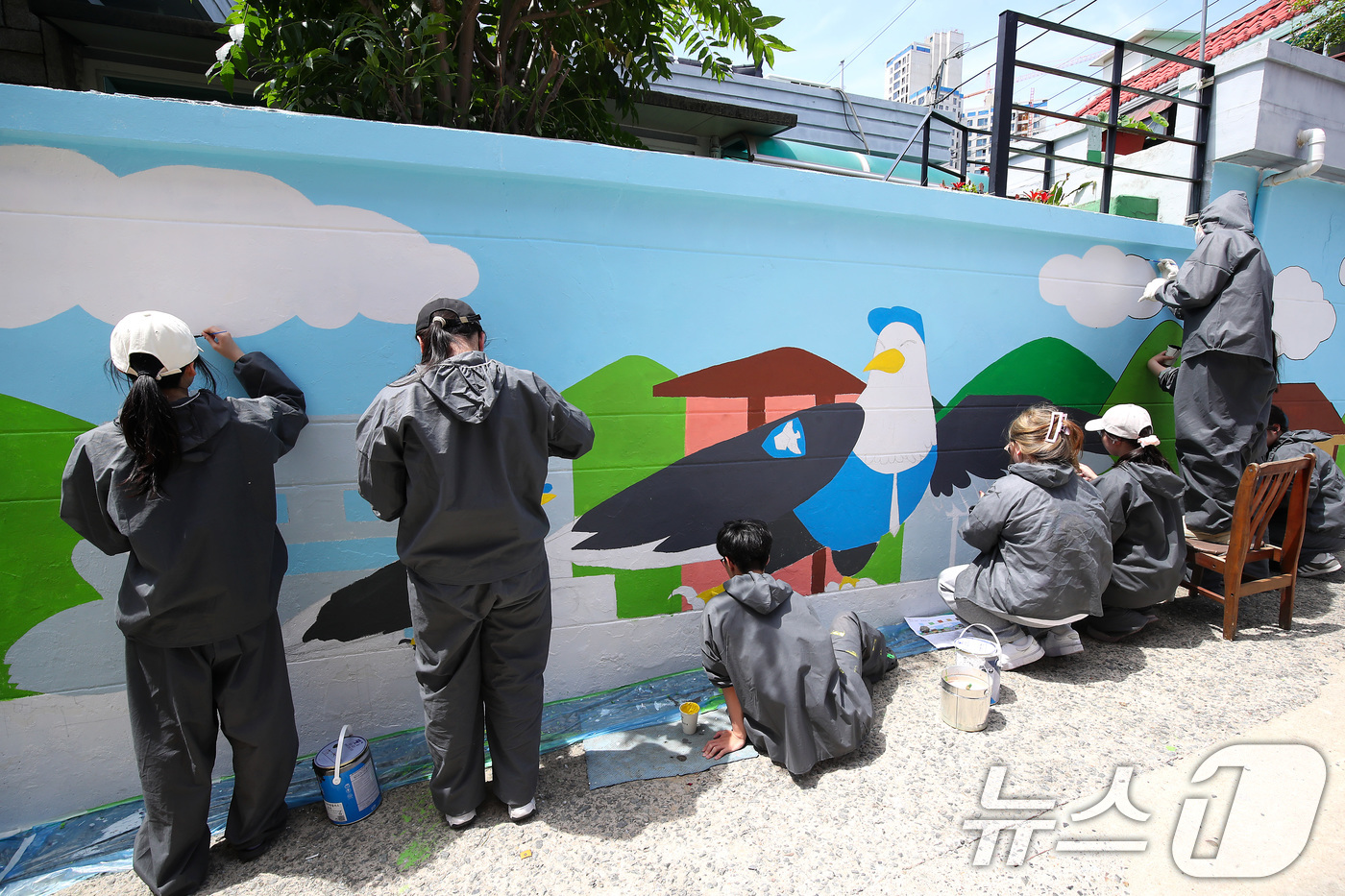 (대구=뉴스1) 공정식 기자 = 초여름 더위가 이어진 5일 오후 대구 남구 대명동 주택가에서 영남이공대 웹툰과 학생들이 페인트 작업복까지 챙겨입고 나와 '벽화 그리기' 봉사를 하고 …