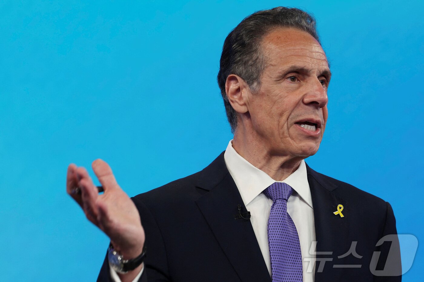 본문 이미지 - 지난 2011년 성추행 의혹으로 불명예 퇴진했던 앤드류 쿠오모 전 뉴욕 주지사가 4일&#40;현지시간&#41; 뉴욕에서 열린 민주당 시장&#40;mayor&#41; 예비선거 토론회에서 연설하고 있다. 2025.6.4 ⓒ 로이터=뉴스1 ⓒ News1 신기림 기자