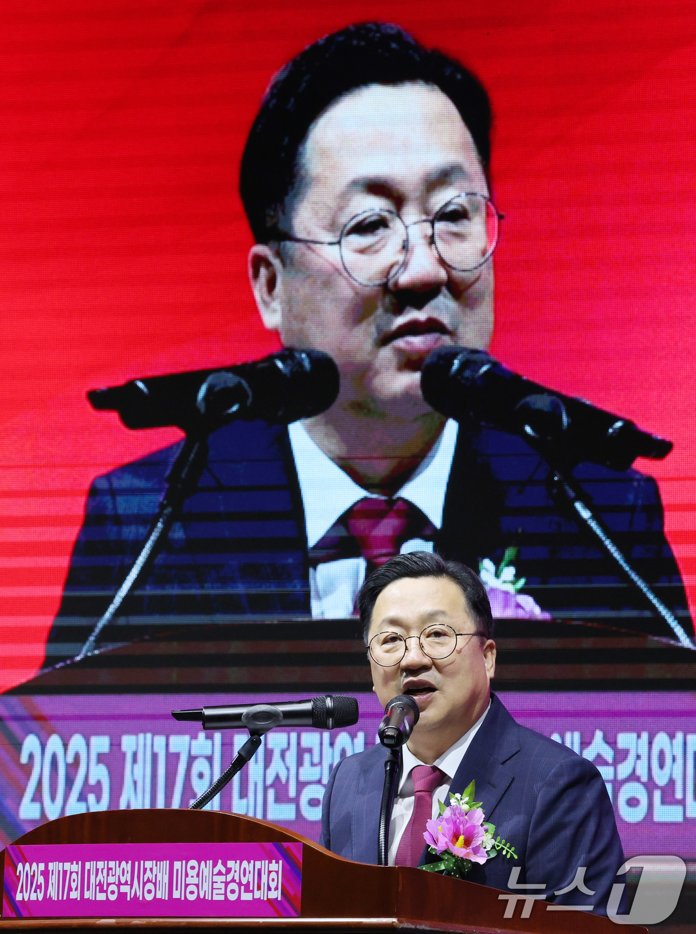 (대전=뉴스1) 김기태 기자 = 5일 대전 중구 충무체육관에서 열린 제17회 대전시장배 미용예술경연대회에서 이장우 대전시장이 축사를 하고 있다. 2025.6.5/뉴스1