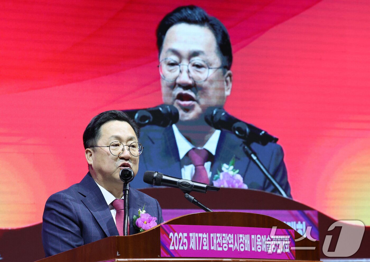 본문 이미지 - 5일 대전 중구 충무체육관에서 열린 제17회 대전시장배 미용예술경연대회에서 이장우 대전시장이 축사를 하고 있다. 2025.6.5/뉴스1 ⓒ News1 김기태 기자