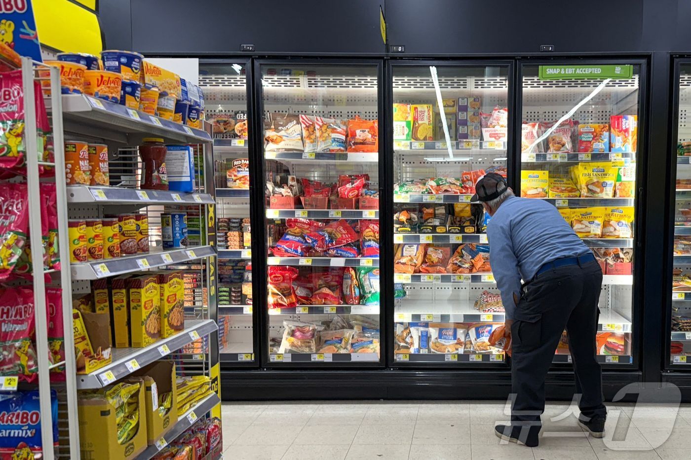 본문 이미지 - 2025년 5월 28일, 일리노이주 시카고의 달러 제너럴 매장에서 한 사람이 쇼핑하고 있다. 2025.5.28 ⓒ AFP=뉴스1 ⓒ News1 강민경 기자