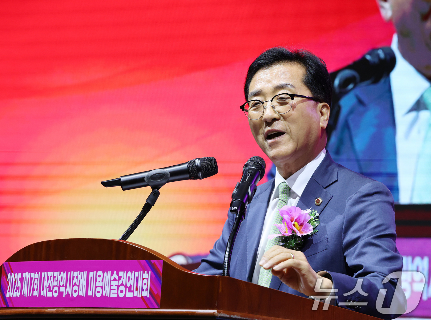 (대전=뉴스1) 김기태 기자 = 5일 대전 중구 충무체육관에서 열린 제17회 대전시장배 미용예술경연대회에서 조원휘 대전시의회 의장이 축사를 하고 있다. 2025.6.5/뉴스1