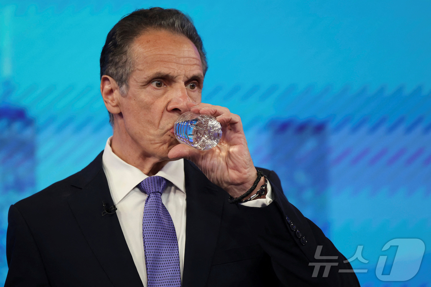 (뉴욕 로이터=뉴스1) 신기림 기자 = 지난 2011년 성추행 의혹으로 불명예 퇴진했던 앤드류 쿠오모 전 뉴욕 주지사가 4일(현지시간) 뉴욕에서 열린 민주당 시장(mayor) 예비 …