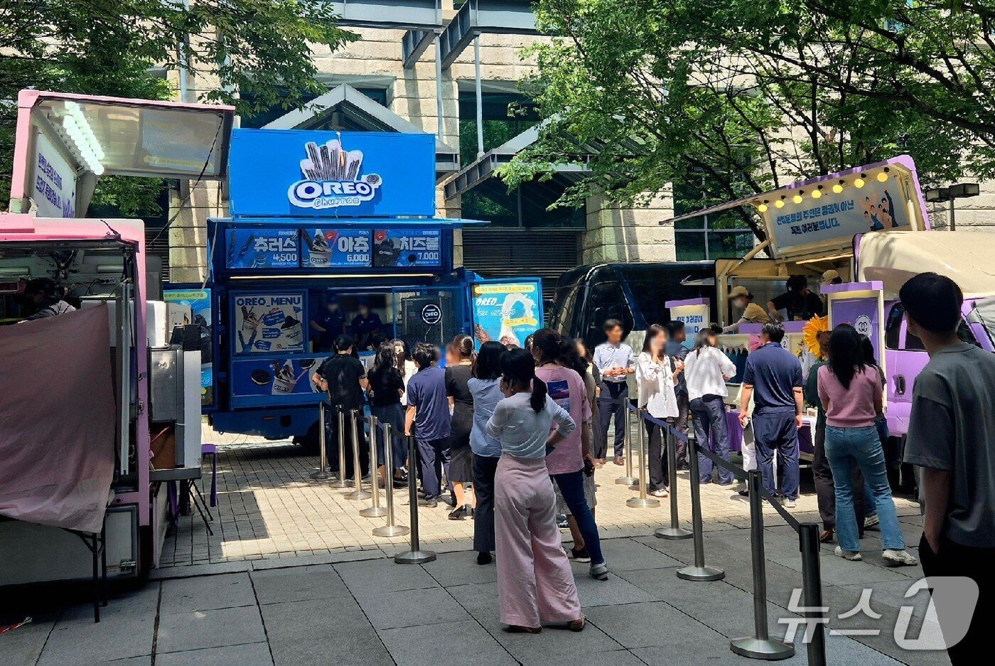 본문 이미지 - 5일 오후 전국금융산업노동조합 한국산업은행지부가 부산 이전 저지 투쟁 3주년을 맞이해 마련한 푸드코트에서 직원들이 줄을 서서 음식을 받고 있다.