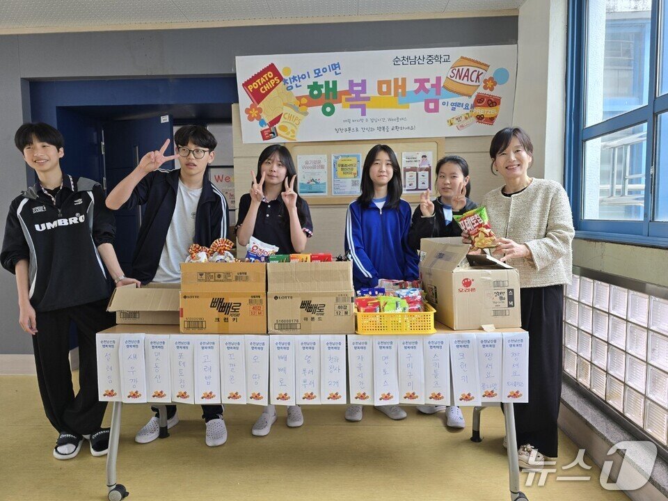 본문 이미지 - &#39;행복매점&#39;앞에서 교사와 학생들이 기념사진을 찍고 있다. &#40;전남도교육청 제공, 재판매 및 DB 금지&#41; 