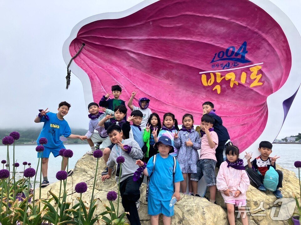 본문 이미지 - 학생들이 신안갯벌 체험행사에서 기념사진을 찍고 있다. &#40;전남도교육청 제공, 재판매 및 DB 금지&#41;