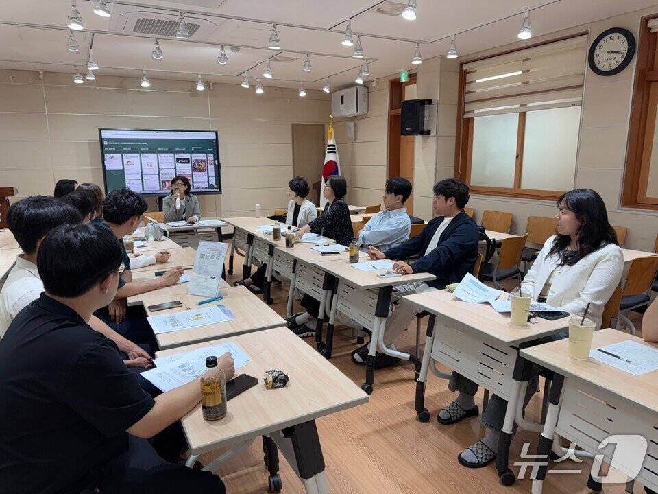 본문 이미지 - 전남중등수석교사회가 수업활동 자료 공유 등을 위한 회의를 열고 있다.&#40;전남도교육청 제공, 재판매 및 DB 금지&#41; 