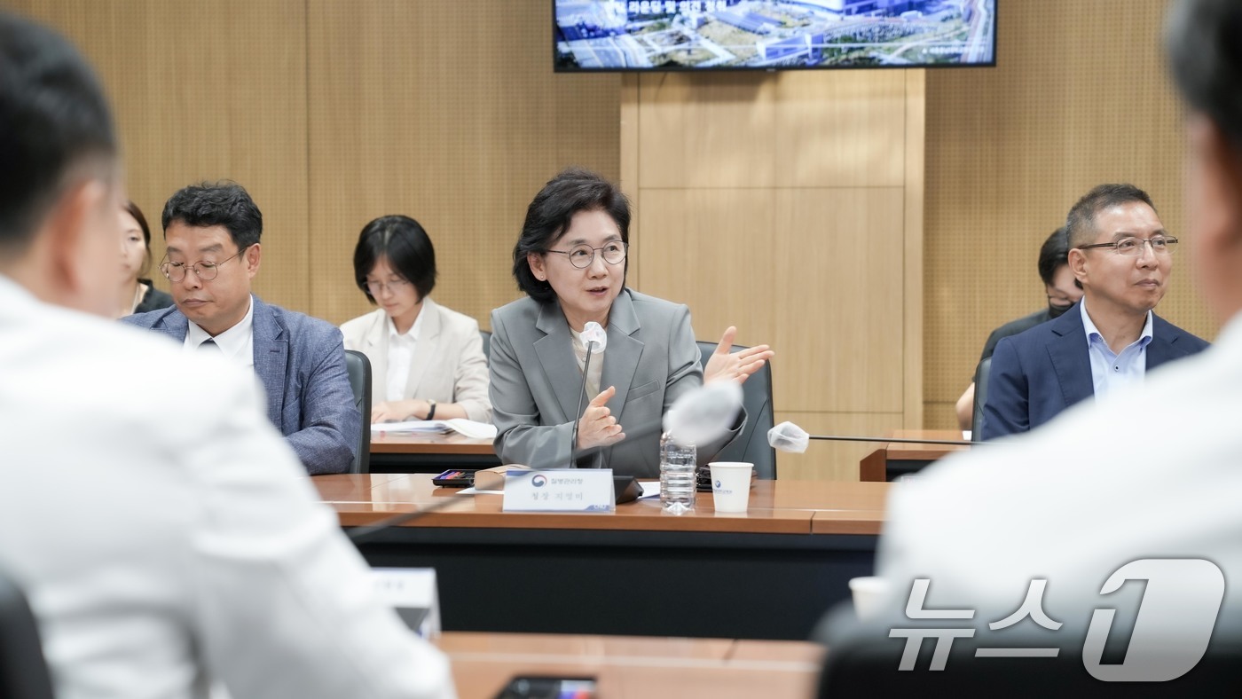 (서울=뉴스1) = 지영미 질병관리청장이 5일 코로나19 유행을 대비해 세종충남대학교병원을 방문, 의료기관 간담회를 주재하고 있다. (질병관리청 제공. 재판매 및 DB 금지) 20 …