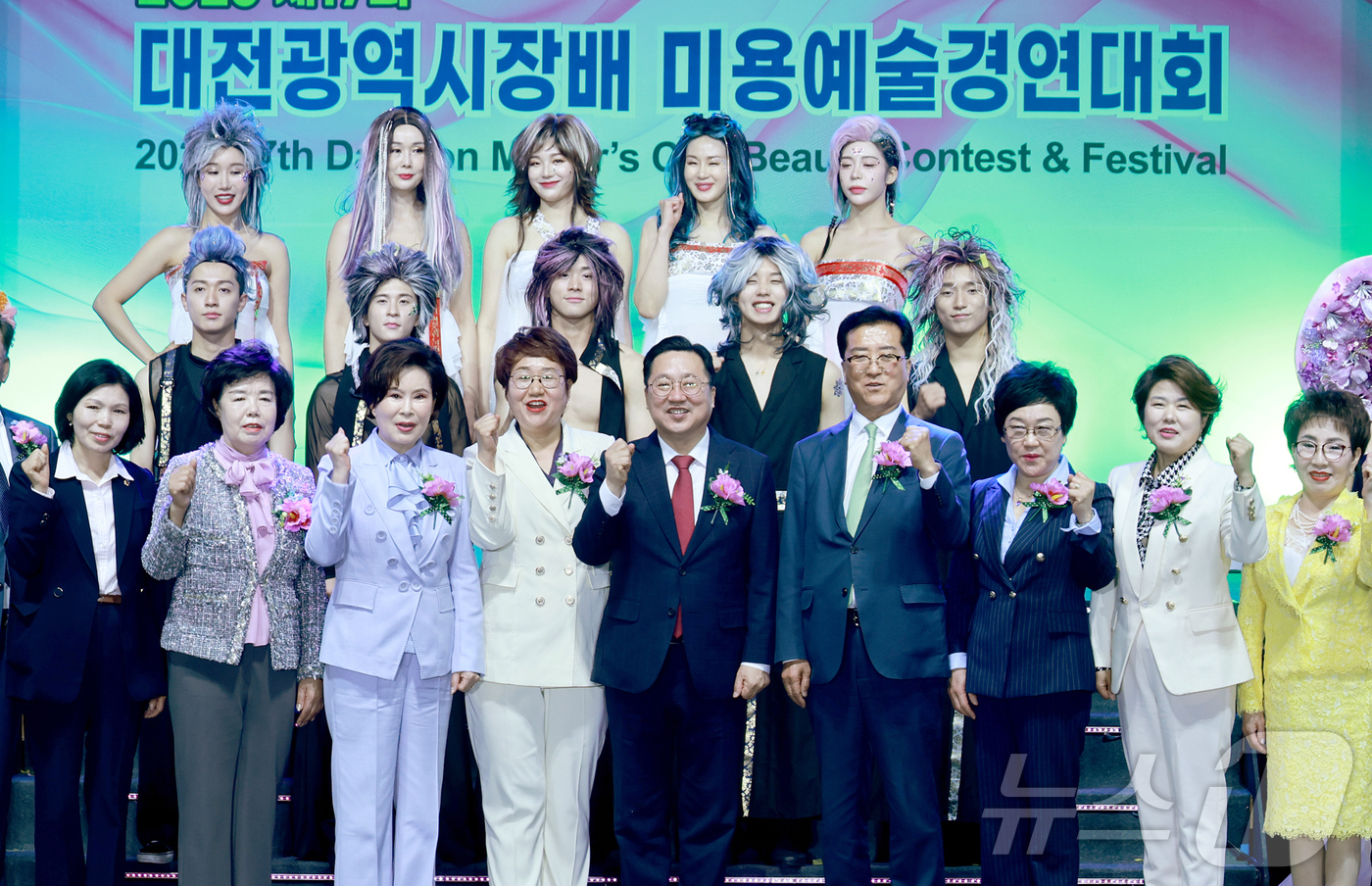 (대전=뉴스1) 이동원 기자 = 조원휘 대전시의회 의장(오른쪽)이 5일 대전 충무체육관에서 개최된 제17회 대전광역시장배 미용예술경연대회 개막식에 참석해 미용인들의 아름다움을 향한 …