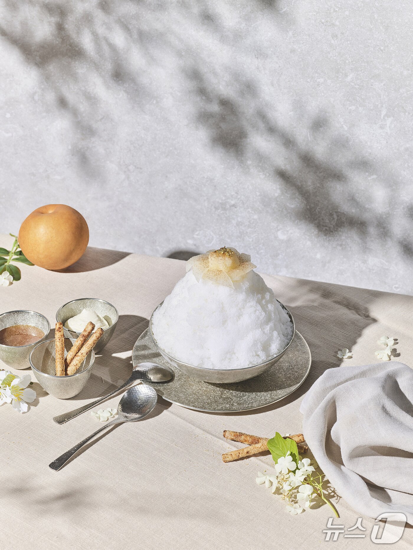 본문 이미지 - JW메리어트호텔서울이 출시한 &#39;시나몬 배 빙수&#39;.&#40;JW메리어트호텔서울 제공&#41;