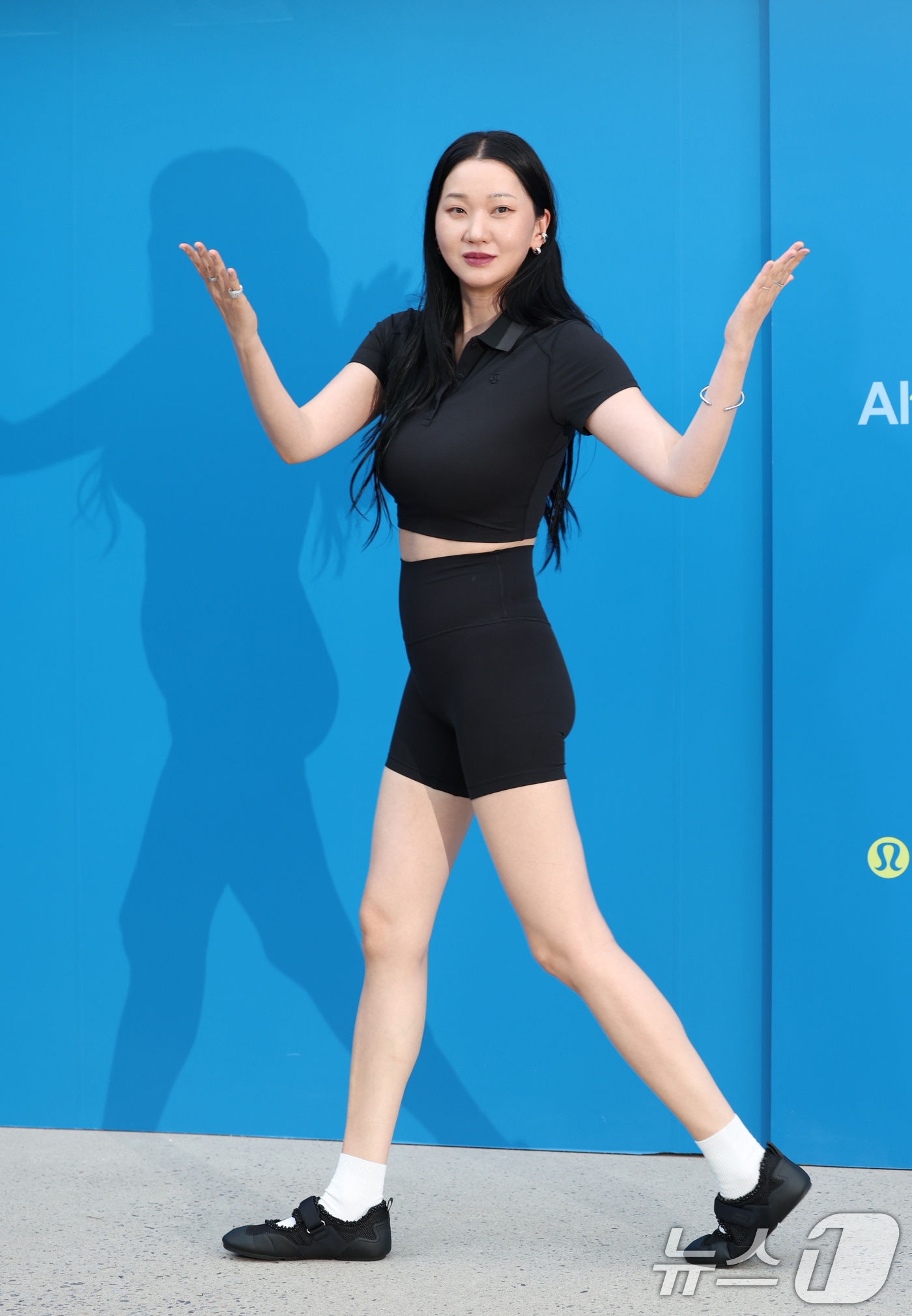 (서울=뉴스1) 권현진 기자 = 배우 장윤주가 5일 서울 성동구 성수동 LCDC 서울에서 열린 ‘룰루레몬(Lululemon) 얼라인 출시 10주년 기념 포토콜‘에 참석하고 있다. …