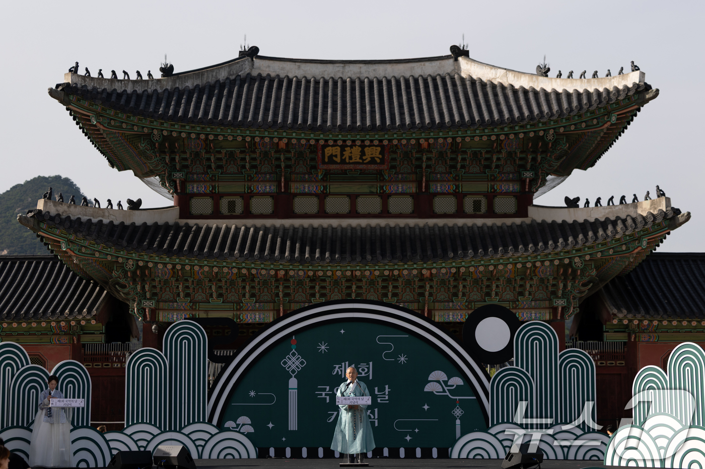 (서울=뉴스1) 이승배 기자 = 유인촌 문화체육관광부 장관이 5일 서울 종로구 경복궁 흥례문 광장에서 열린 '제1회 국악의 날 기념식'에서 기념사하고 있다.국악의 날은 지난해 제정 …