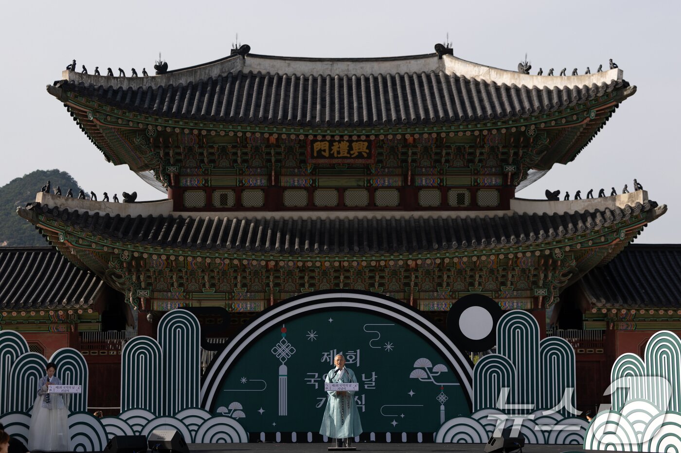 본문 이미지 - 유인촌 문화체육관광부 장관이 5일 서울 종로구 경복궁 흥례문 광장에서 열린 &#39;제1회 국악의 날 기념식&#39;에서 기념사하고 있다. 2025.6.5/뉴스1 ⓒ News1 이승배 기자