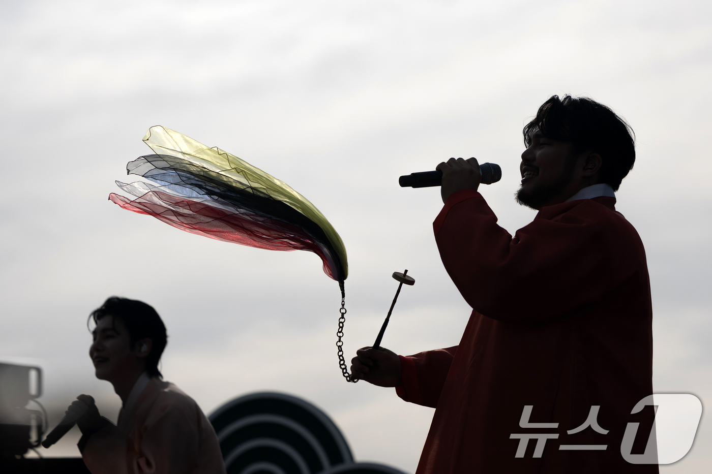 (서울=뉴스1) 이승배 기자 = 5일 서울 종로구 경복궁 흥례문 광장에서 열린 '제1회 국악의 날 기념식'에서 국악인 유태평양과 김준수가 공연을 펼치고 있다.국악의 날은 지난해 제 …