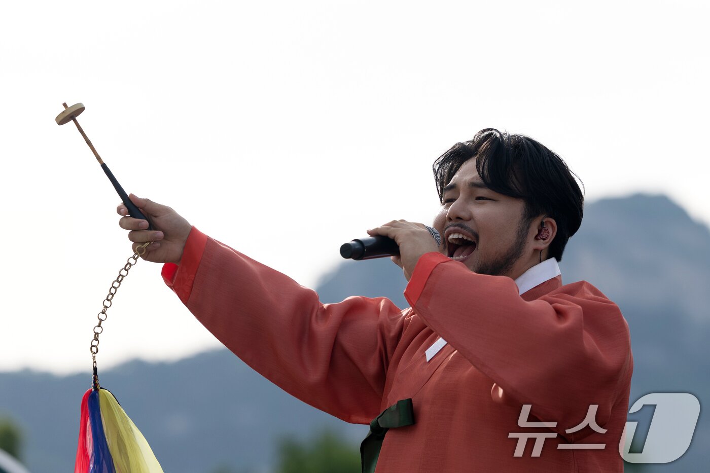 본문 이미지 - 5일 서울 종로구 경복궁 흥례문 광장에서 열린 &#39;제1회 국악의 날 기념식&#39;에서 국악인 유태평양이 공연을 펼치고 있다. 2025.6.5/뉴스1 ⓒ News1 이승배 기자