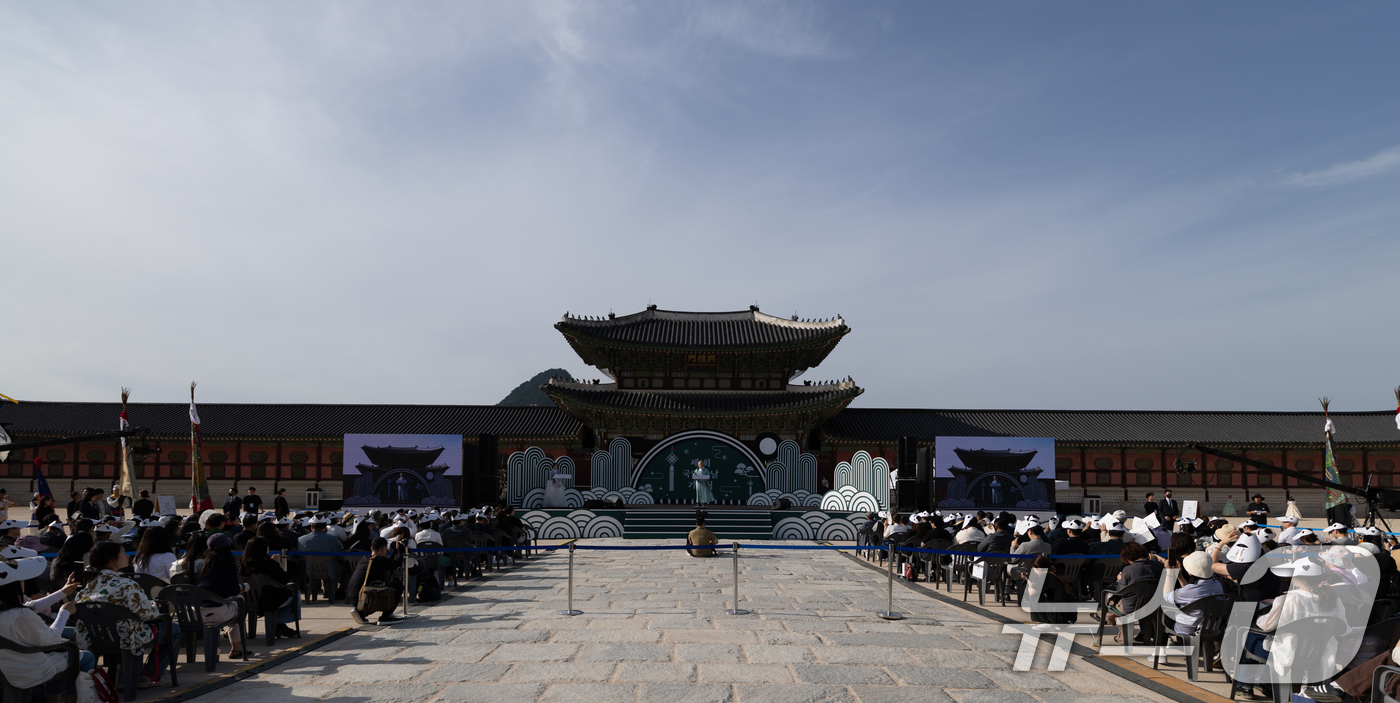 (서울=뉴스1) 이승배 기자 = 유인촌 문화체육관광부 장관이 5일 서울 종로구 경복궁 흥례문 광장에서 열린 '제1회 국악의 날 기념식'에서 기념사하고 있다.국악의 날은 지난해 제정 …