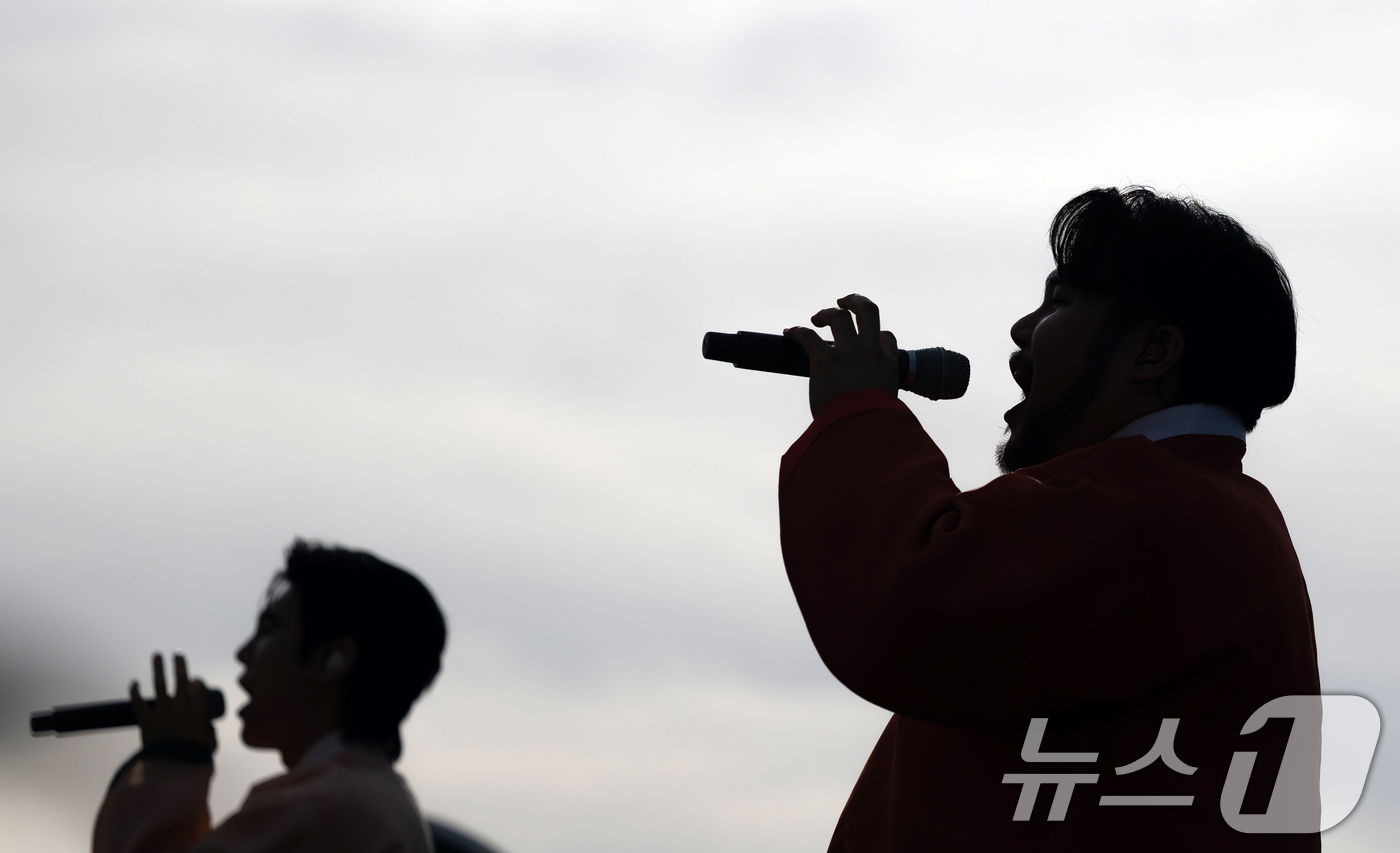 (서울=뉴스1) 이승배 기자 = 5일 서울 종로구 경복궁 흥례문 광장에서 열린 '제1회 국악의 날 기념식'에서 국악인 유태평양과 김준수가 공연을 펼치고 있다.국악의 날은 지난해 제 …