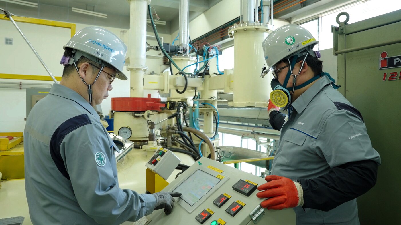 본문 이미지 - 진공유도용해로에서 고순도 합금 소재를 제조하는 모습(두산에너빌리티 제공)