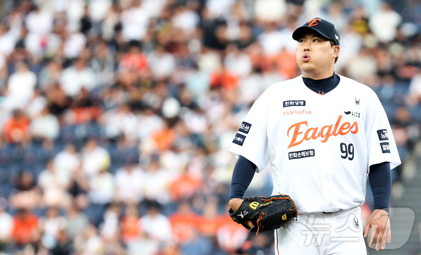 (대전=뉴스1) 김기남 기자 = 5일 대전 한화생명볼파크에서 열린 '2025 신한 SOL 뱅크 KBO리그' 프로야구 한화이글스 대 kt위즈 경기에서 한화 선발 류현진이 1회초 kt …