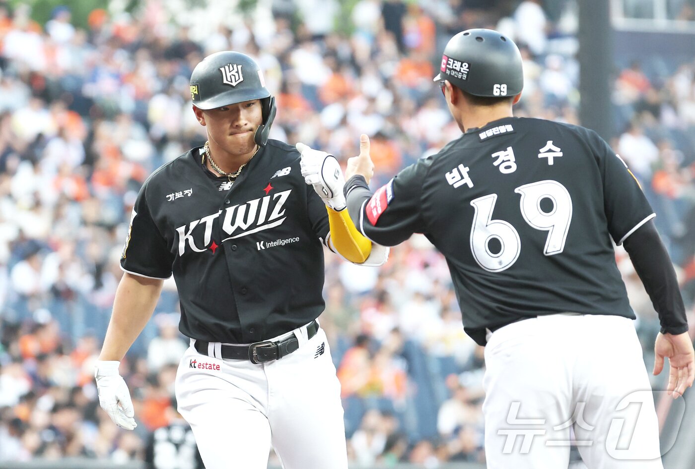 본문 이미지 - KT 위즈 안현민&#40;왼쪽&#41;. 2025.6.5/뉴스1 ⓒ News1 김기남 기자