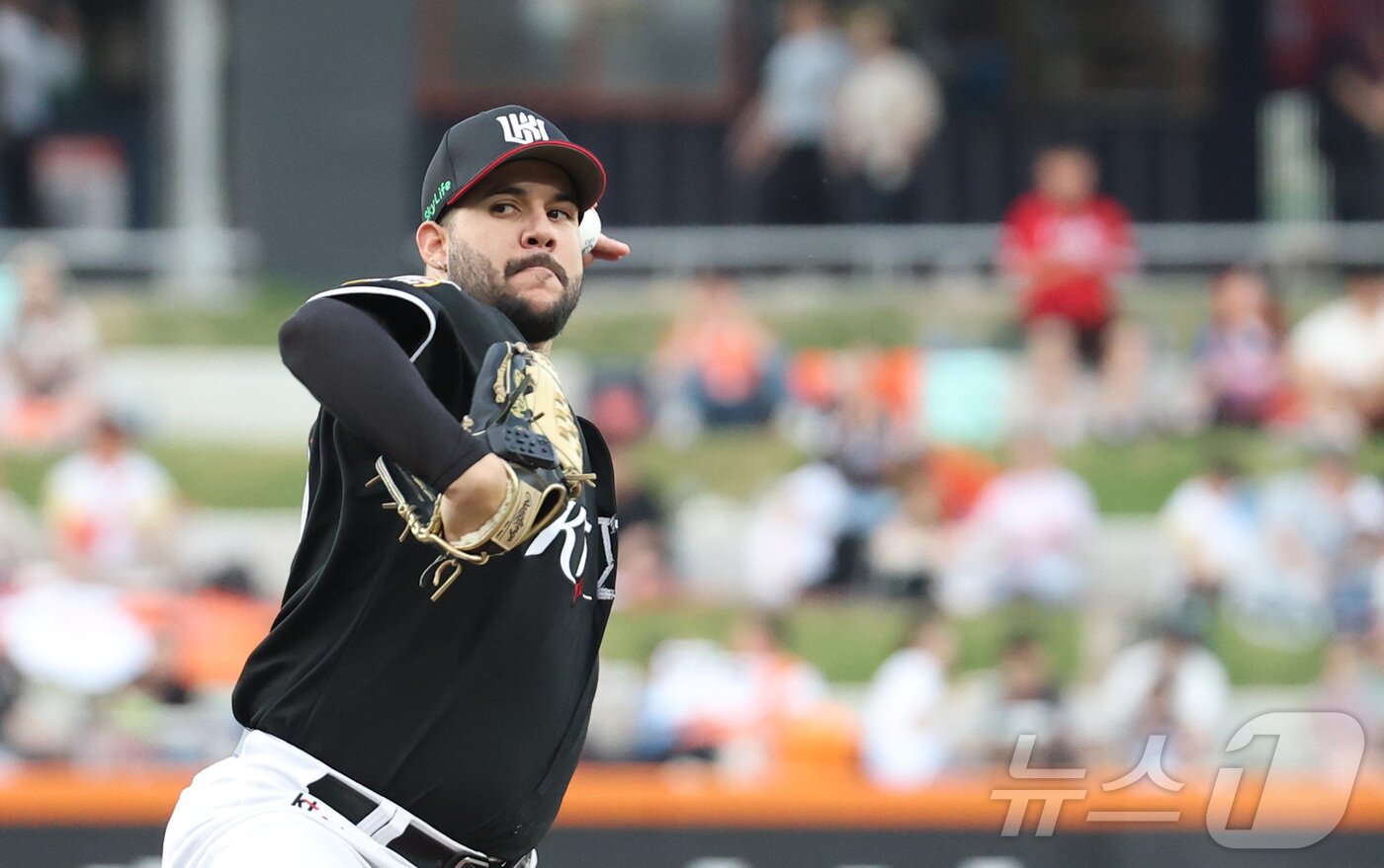 본문 이미지 - 5일 대전 한화생명볼파크에서 열린 &#39;2025 신한 SOL 뱅크 KBO리그&#39; 프로야구 한화이글스 대 kt위즈 경기에서 KT 선발 헤이수스가 투구하고 있다 2025.6.5/뉴스1 ⓒ News1 김기남 기자