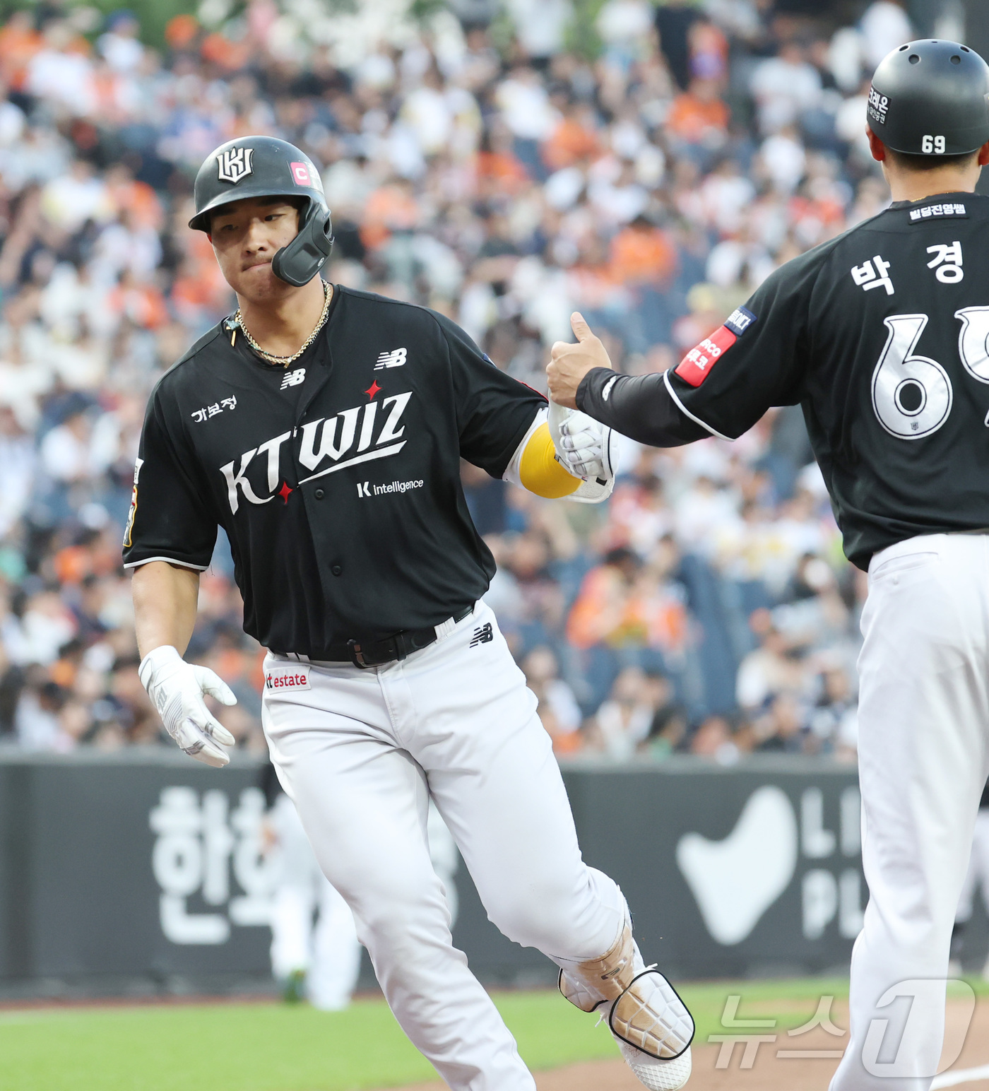(대전=뉴스1) 김기남 기자 = 5일 대전 한화생명볼파크에서 열린 '2025 신한 SOL 뱅크 KBO리그' 프로야구 한화이글스 대 kt위즈 경기에서  1회초 kt 안현민이 1점 홈 …