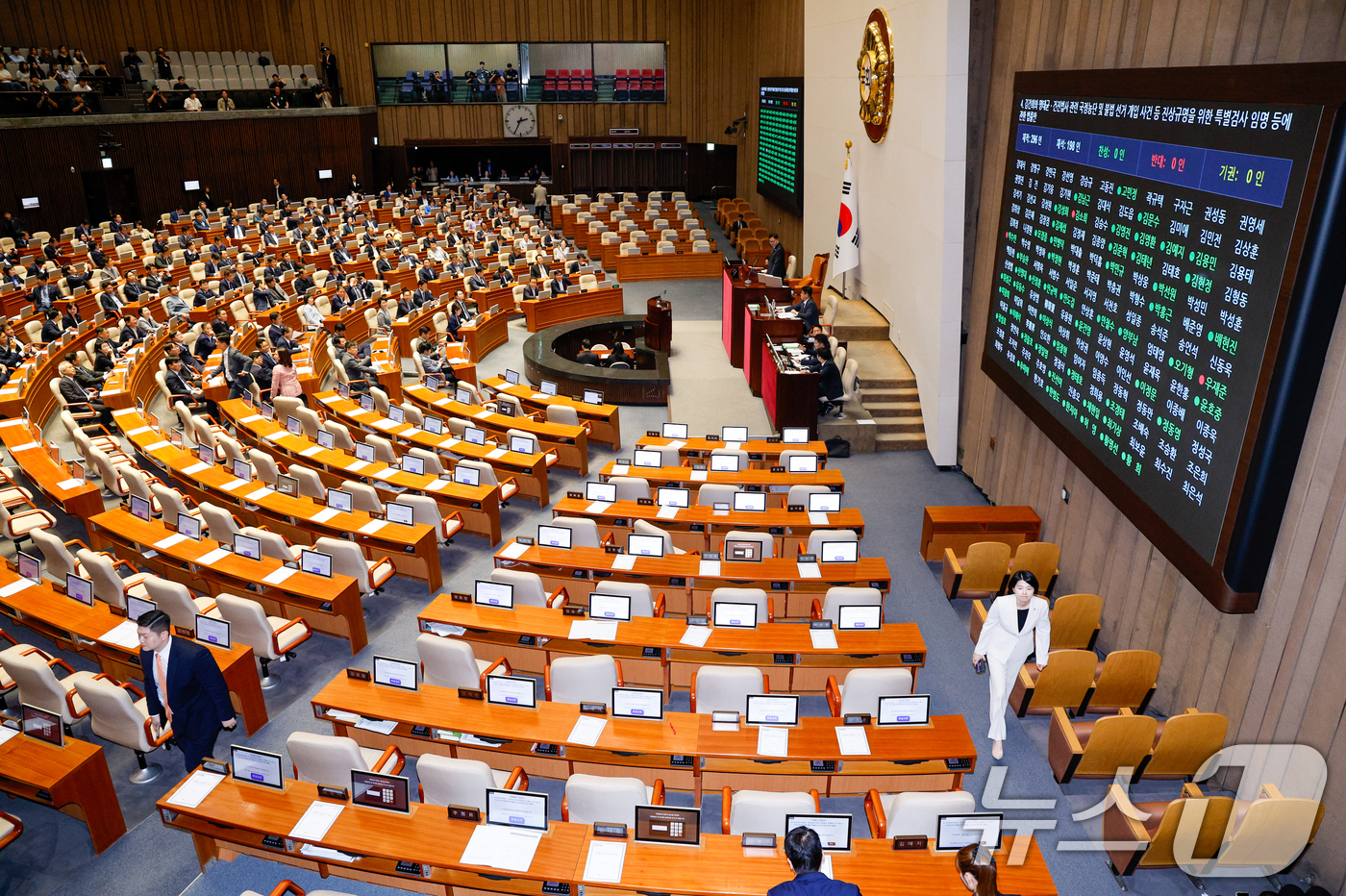 (서울=뉴스1) 안은나 기자 = 김재섭, 한지아, 안철수, 김예지 국민의힘 의원이 5일 오후 서울 여의도 국회 본회의에서 김건희 여사 특검법(김건희와 명태균·건진법사 관련 국정농단 …