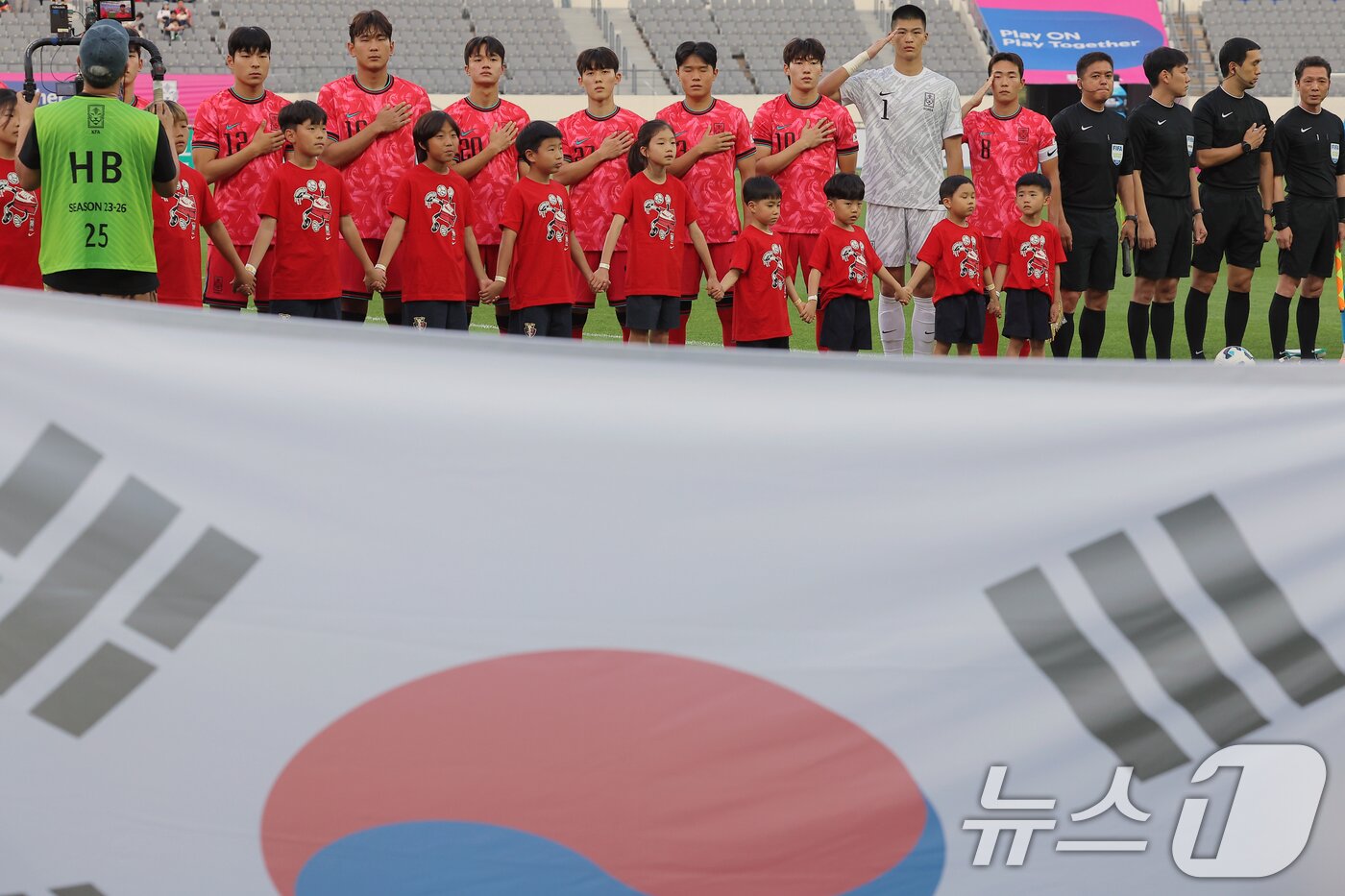 본문 이미지 - 5일 오후 경기도 용인미르스타디움에서 열린 하나은행 초청 U-22 축구국가대표팀 친선경기 대한민국과 호주의 경기에서 대한민국 선수들이 애국가를 부르고 있다. 2025.6.5/뉴스1 ⓒ News1 박정호 기자