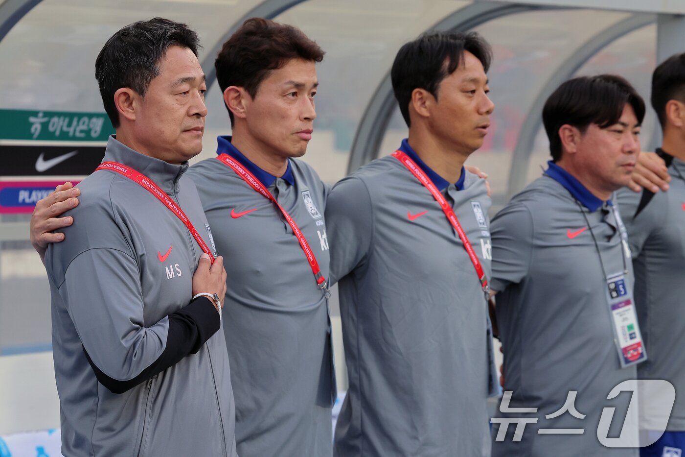 본문 이미지 - 이민성 U-22 대표팀 감독이 5일 오후 경기도 용인미르스타디움에서 열린 하나은행 초청 U-22 축구국가대표팀 친선경기 대한민국과 호주의 경기에서 애국가 연주에 염기훈 코치 등과 어깨를 걸고 있다. 2025.6.5/뉴스1 ⓒ News1 박정호 기자