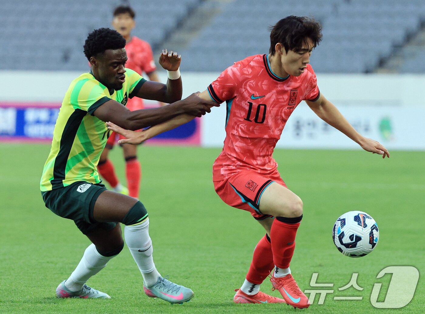 본문 이미지 - 5일 오후 경기도 용인미르스타디움에서 열린 하나은행 초청 U-22 축구국가대표팀 친선경기 대한민국과 호주의 경기에서 대한민국 배준호가 호주 야야 두쿨리&#40;Yaya DUKULY&#41;와 치열한 승부를 펼치고 있다. 2025.6.5/뉴스1 ⓒ News1 박정호 기자