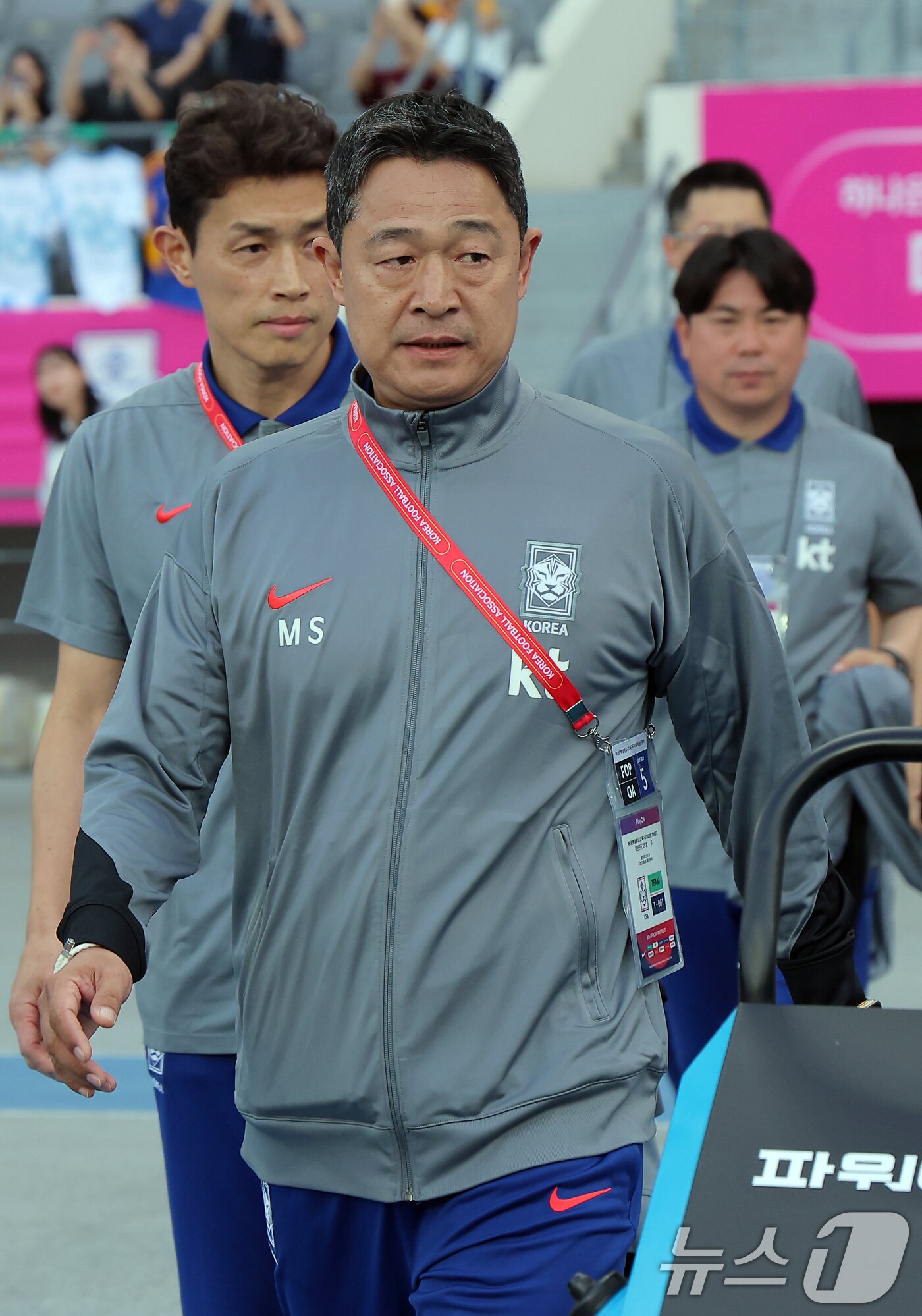 본문 이미지 - 이민성 U-22 대표팀 감독이 5일 오후 경기도 용인미르스타디움에서 열린 하나은행 초청 U-22 축구국가대표팀 친선경기 대한민국과 호주의 경기에서 피치로 나서고 있다. 2025.6.5/뉴스1 ⓒ News1 박정호 기자