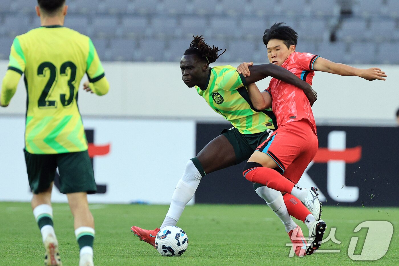 본문 이미지 - 5일 오후 경기도 용인미르스타디움에서 열린 하나은행 초청 U-22 축구국가대표팀 친선경기 대한민국과 호주의 경기에서 대한민국 최우진이 호주 징 릭&#40;Jing REEC&#41;과 치열한 승부를 펼치고 있다. 2025.6.5/뉴스1 ⓒ News1 박정호 기자