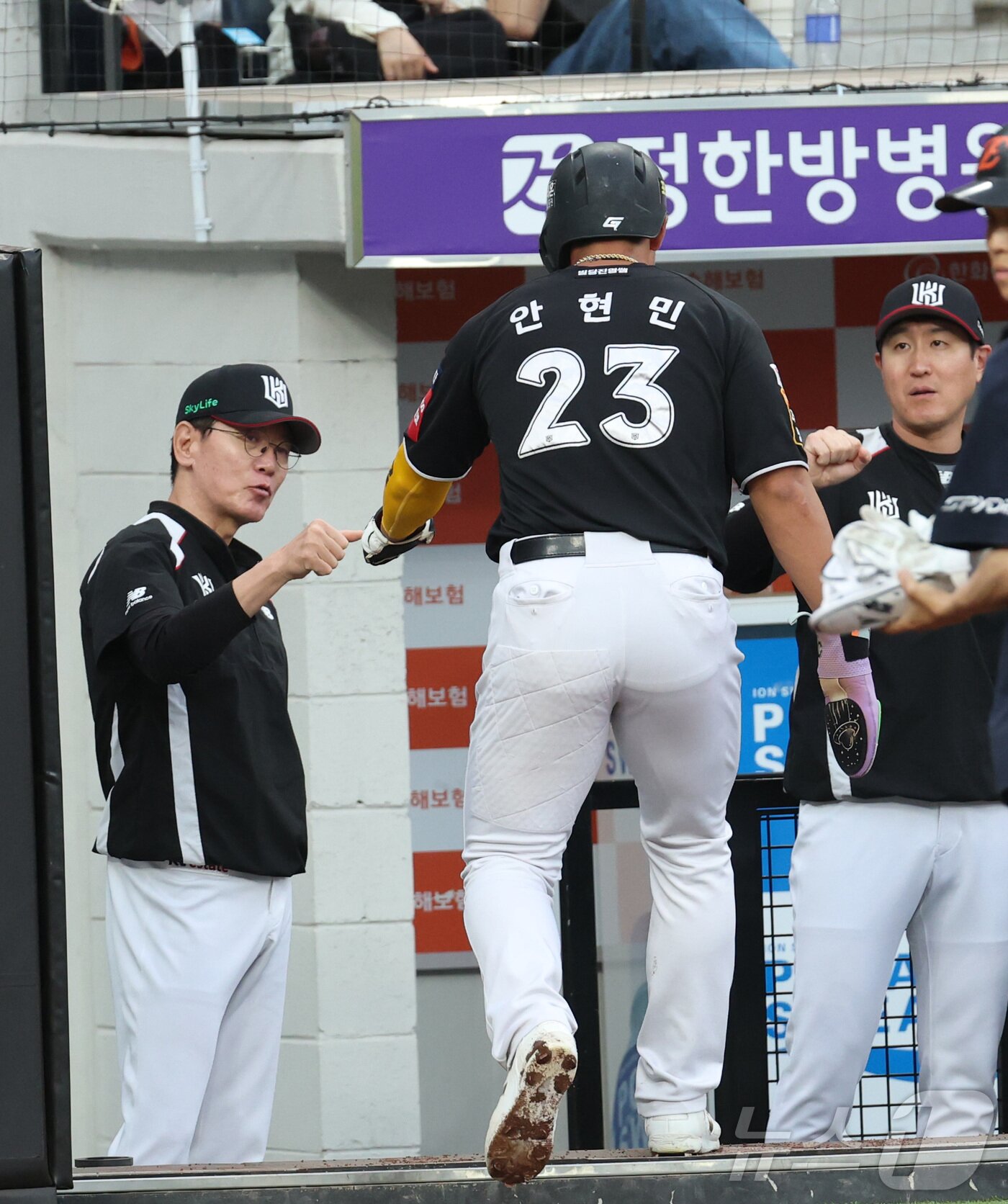 본문 이미지 - 5일 대전 한화생명볼파크에서 열린 &#39;2025 신한 SOL 뱅크 KBO리그&#39; 프로야구 한화이글스 대 kt위즈 경기에서 3회초 kt 안현민이 1회 홈런에 이어 3회초 득점하며 이강철 감독의 환영을 받고 있다 2025.6.5/뉴스1 ⓒ News1 김기남 기자