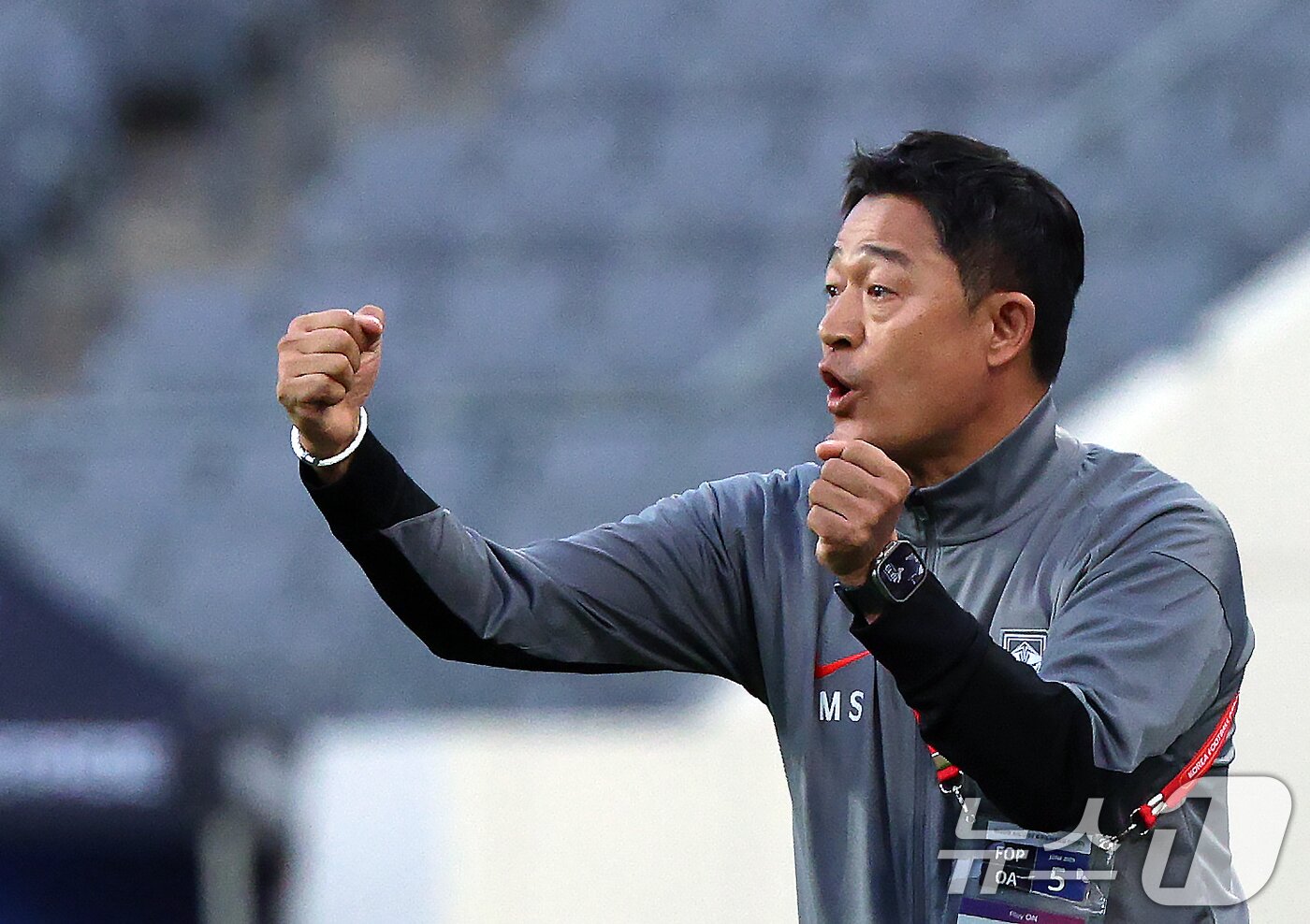 본문 이미지 - 이민성 U-22 대표팀 감독이 5일 오후 경기도 용인미르스타디움에서 열린 하나은행 초청 U-22 축구국가대표팀 친선경기 대한민국과 호주의 경기에서 작전 지시를 하고 있다. 2025.6.5/뉴스1 ⓒ News1 박정호 기자