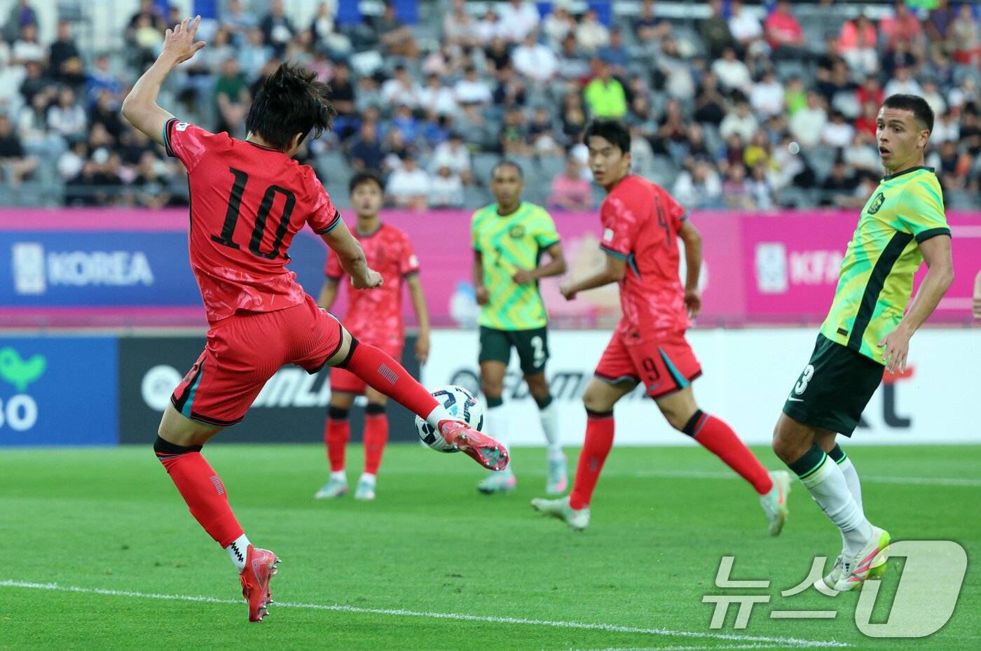 본문 이미지 - 5일 오후 경기도 용인미르스타디움에서 열린 하나은행 초청 U-22 축구국가대표팀 친선경기 대한민국과 호주의 경기에서 대한민국 배준호가 슛을 날리고 있다. 2025.6.5/뉴스1 ⓒ News1 박정호 기자