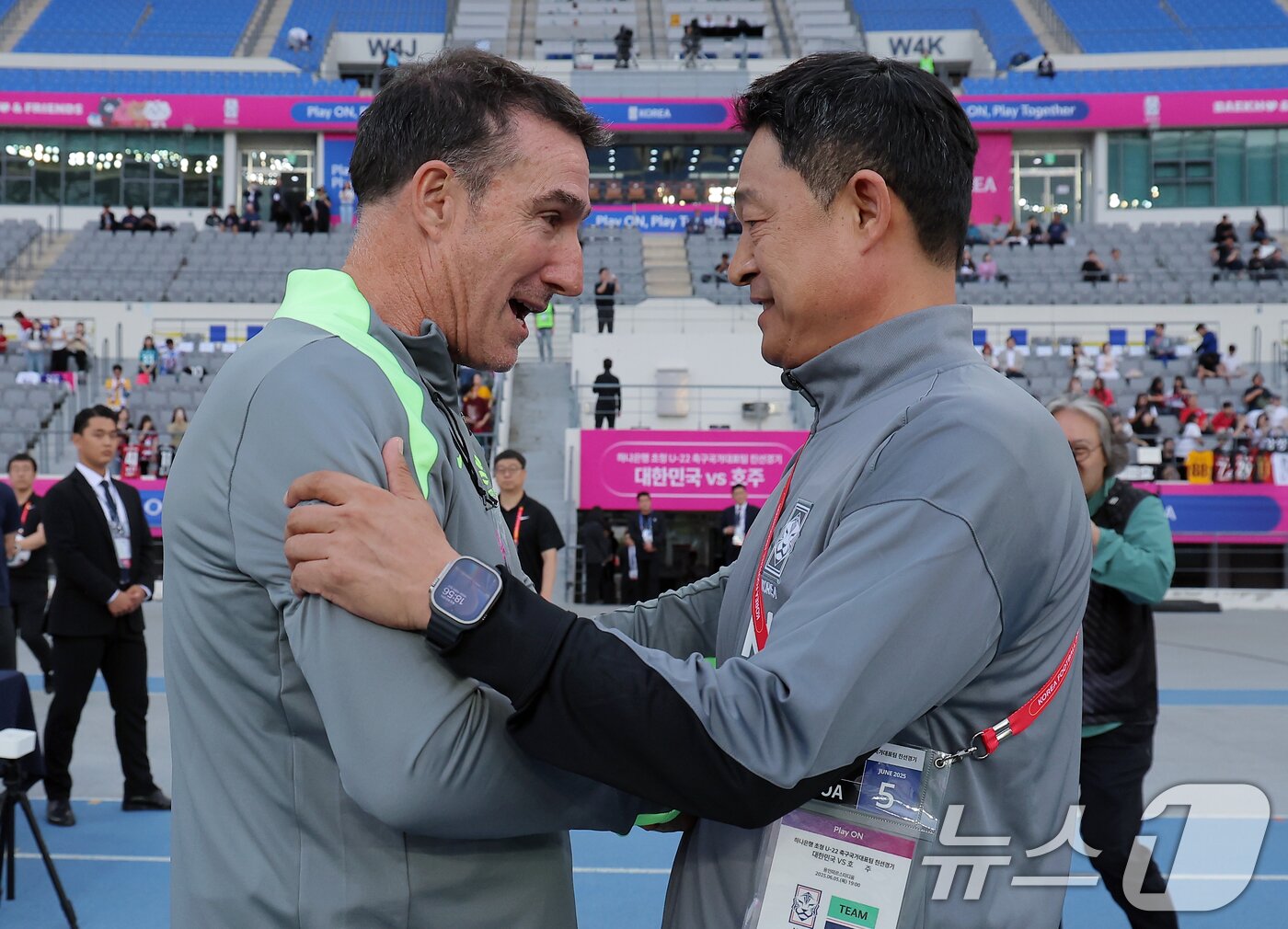 본문 이미지 - 이민성 U-22 대표팀 감독이 5일 오후 경기도 용인미르스타디움에서 열린 하나은행 초청 U-22 축구국가대표팀 친선경기 대한민국과 호주의 경기에서 토니 비드마&#40;Tony Vidmar&#41; 호주 U-23 대표팀 감독과 인사를 나누고 있다. 2025.6.5/뉴스1 ⓒ News1 박정호 기자