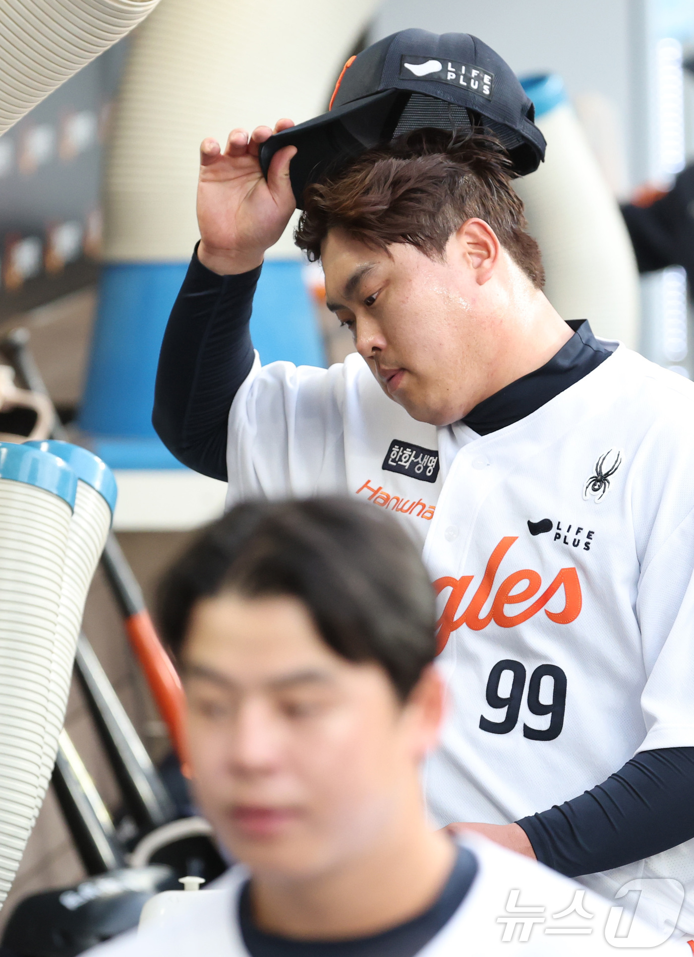 (대전=뉴스1) 김기남 기자 = 5일 대전 한화생명볼파크에서 열린 '2025 신한 SOL 뱅크 KBO리그' 프로야구 한화이글스 대 kt위즈 경기에서 4회초 2사 만루에서 한화 류현 …