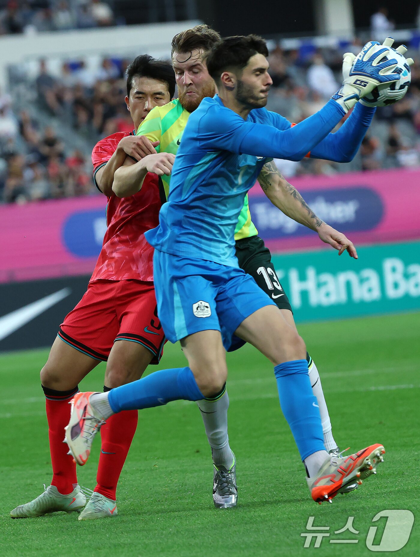 본문 이미지 - 5일 오후 경기도 용인미르스타디움에서 열린 하나은행 초청 U-22 축구국가대표팀 친선경기 대한민국과 호주의 경기에서 대한민국 정재상에 앞서 호주 패트릭 비치&#40;Patrick BEACH&#41; 골키퍼가 볼을 따내고 있다. 2025.6.5/뉴스1 ⓒ News1 박정호 기자