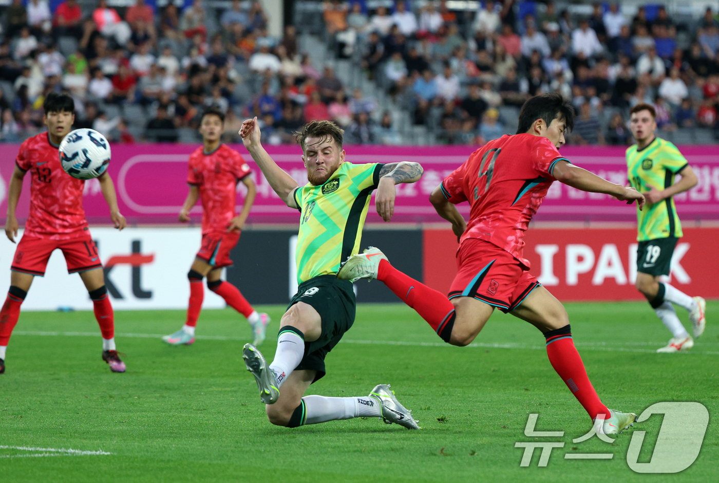(용인=뉴스1) 박정호 기자 = 5일 오후 경기도 용인미르스타디움에서 열린 하나은행 초청 U-22 축구국가대표팀 친선경기 대한민국과 호주의 경기에서 대한민국 정재상이 감각적인 힐슛 …