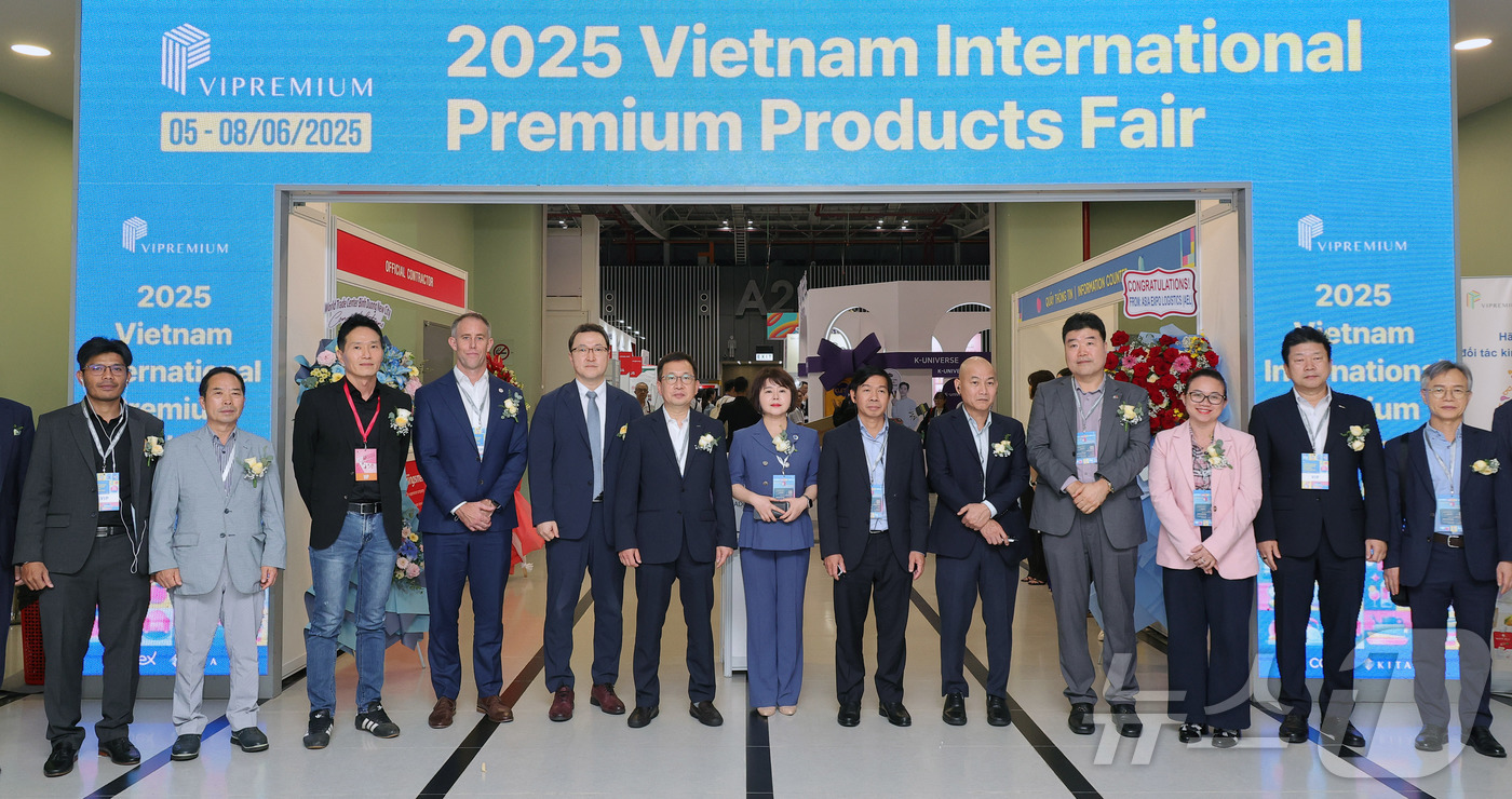 (서울=뉴스1) 사진공동취재단 = 5일 베트남 호치민 SECC전시장에서 한국무역협회 주관 코엑스 주최로 열린 2025 베트남 국제 프리미엄 소비재전(VIPREMIUM) 개막식에서 …