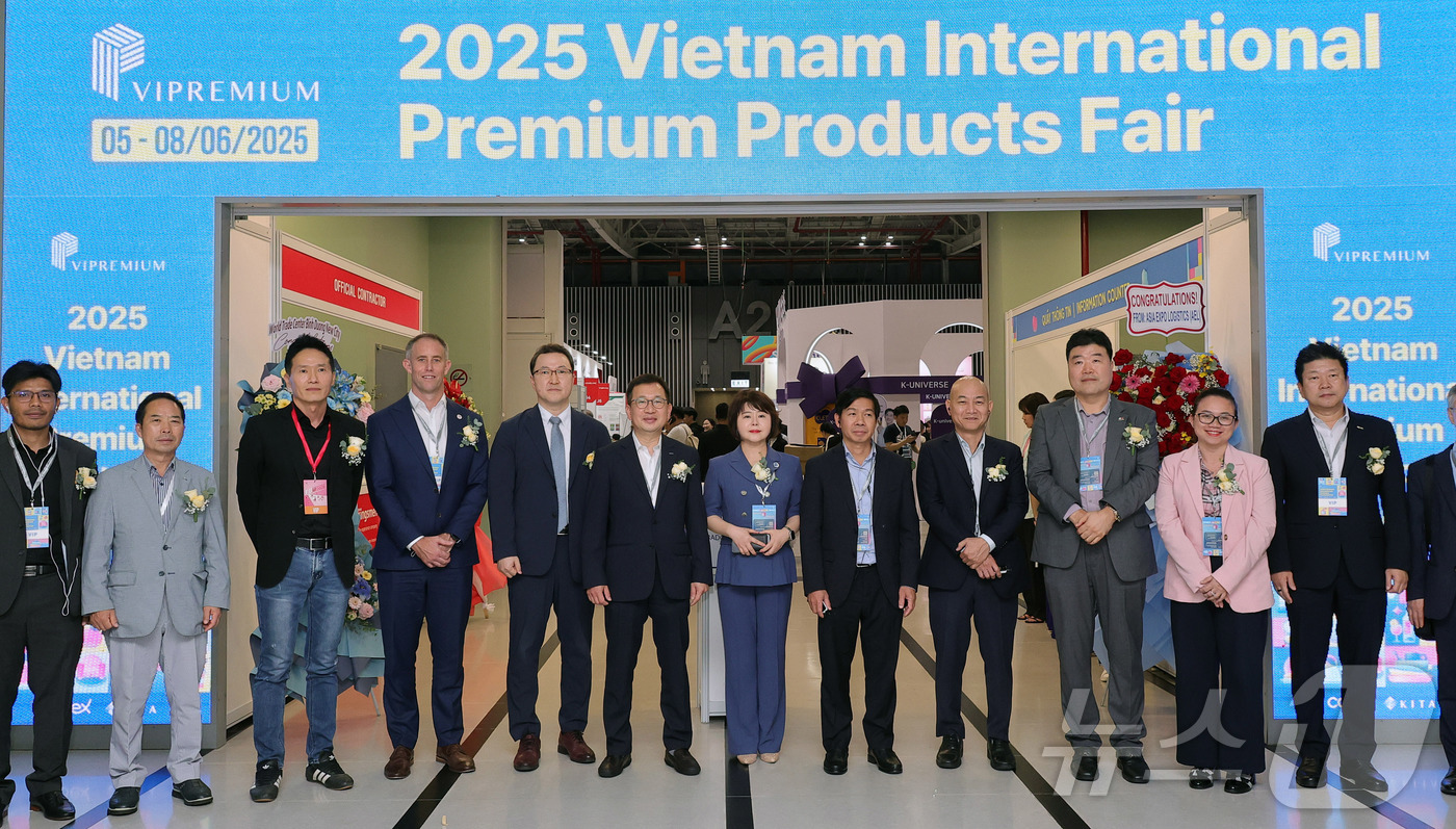 (서울=뉴스1) 사진공동취재단 = 5일 베트남 호치민 SECC전시장에서 한국무역협회 주관 코엑스 주최로 열린 2025 베트남 국제 프리미엄 소비재전(VIPREMIUM) 개막식에서 …