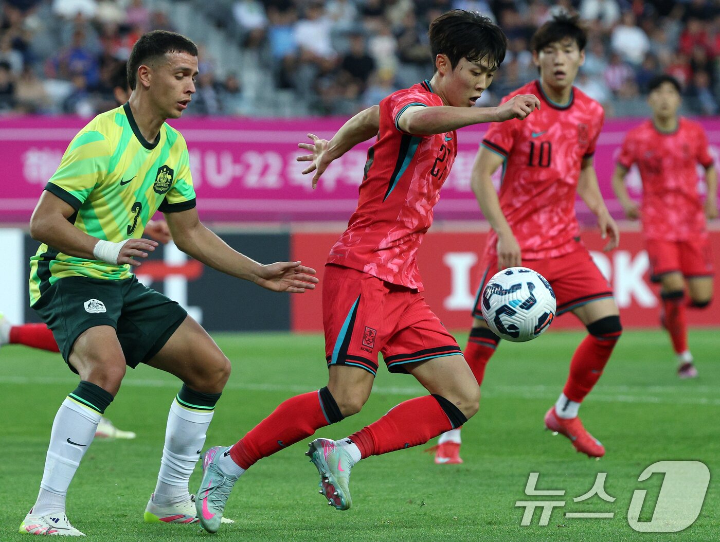 본문 이미지 - 5일 오후 경기도 용인미르스타디움에서 열린 하나은행 초청 U-22 축구국가대표팀 친선경기 대한민국과 호주의 경기에서 대한민국 윤재석이 볼을 간수하고 있다. 2025.6.5/뉴스1 ⓒ News1 박정호 기자