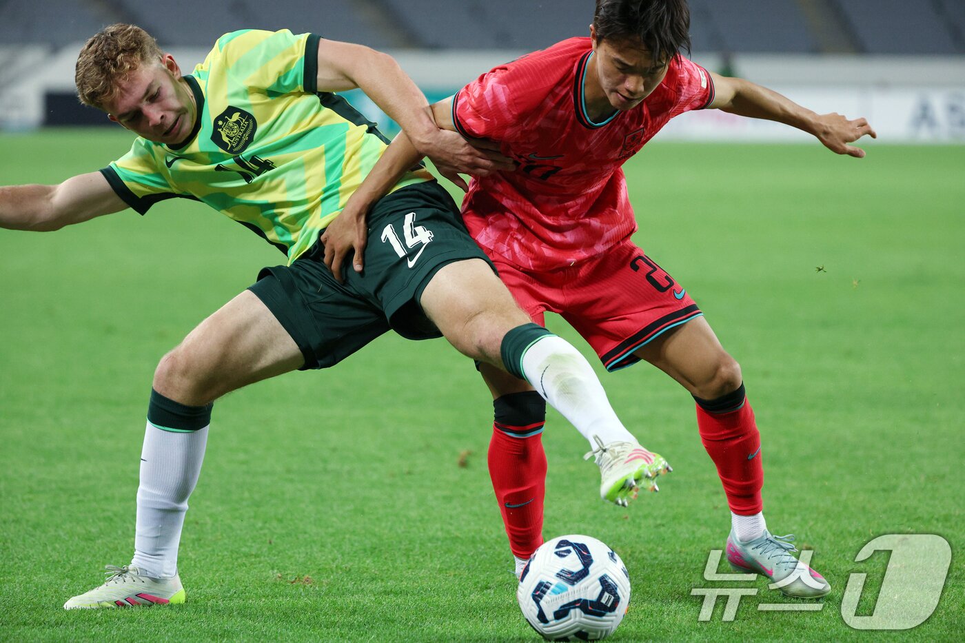 본문 이미지 - 5일 오후 경기도 용인미르스타디움에서 열린 하나은행 초청 U-22 축구국가대표팀 친선경기 대한민국과 호주의 경기에서 대한민국 박창우가 호주 에단 알라지치&#40;Ethan ALAGICH&#41;와 치열한 볼다툼을 벌이고 있다. 2025.6.5/뉴스1 ⓒ News1 박정호 기자