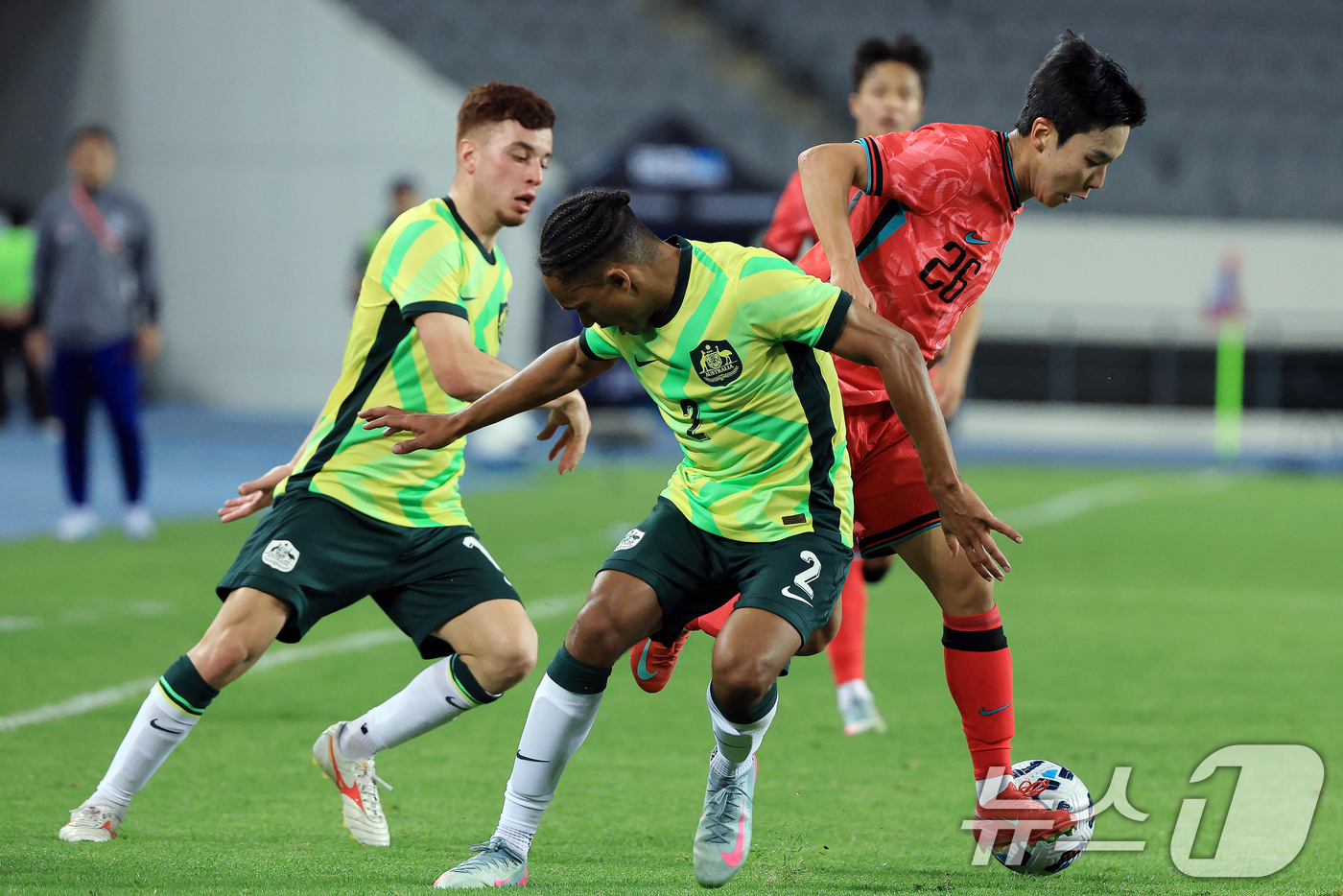 (용인=뉴스1) 박정호 기자 = 5일 오후 경기도 용인미르스타디움에서 열린 하나은행 초청 U-22 축구국가대표팀 친선경기 대한민국과 호주의 경기에서 대한민국 이준규가 드리블 돌파를 …