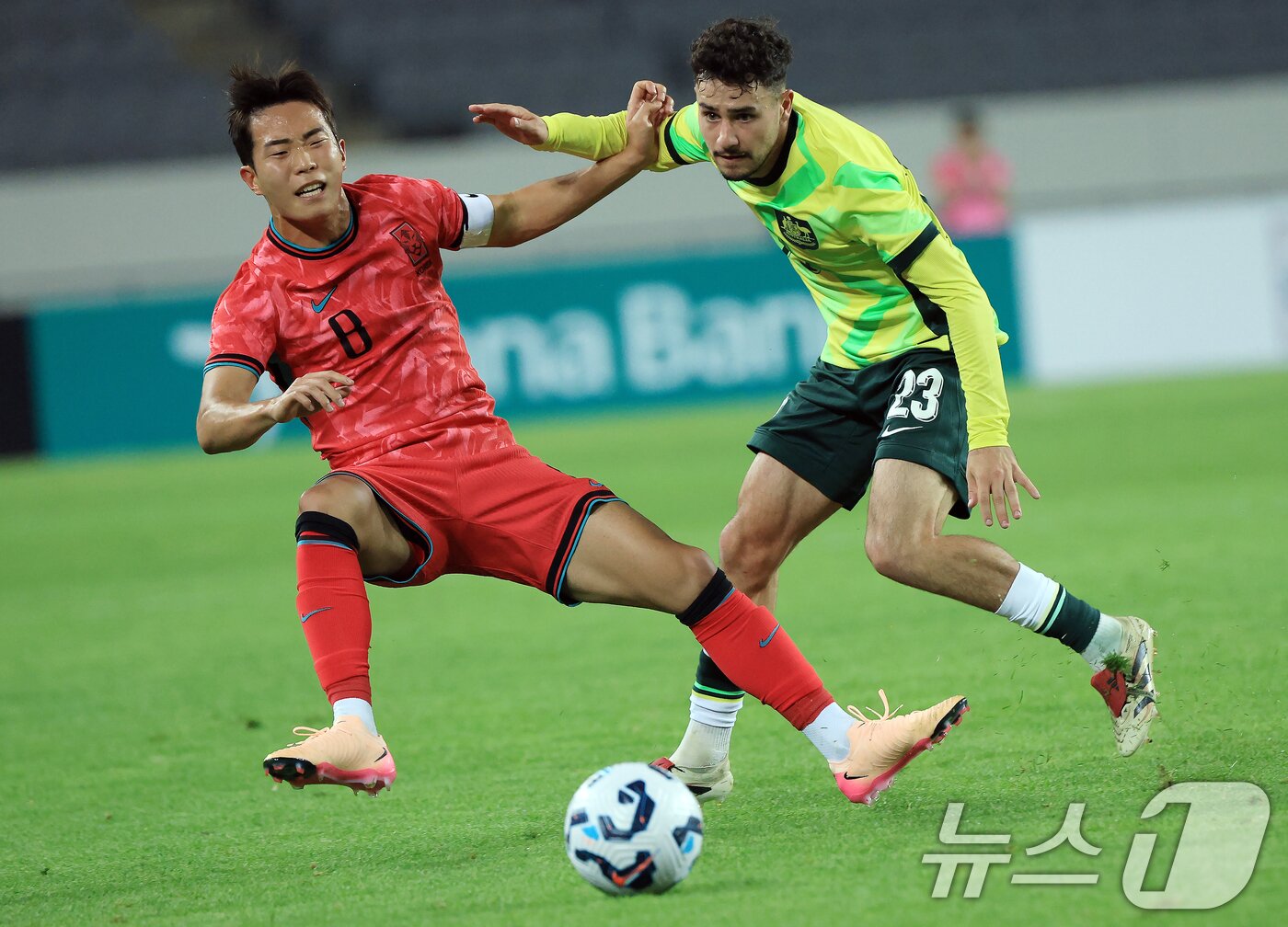 본문 이미지 - 5일 오후 경기도 용인미르스타디움에서 열린 하나은행 초청 U-22 축구국가대표팀 친선경기 대한민국과 호주의 경기에서 대한민국 이승원이 호주 리스 보지노브스키&#40;Rhys BOZINOVSKI&#41;에게 밀려 쓰러지고 있다. 2025.6.5/뉴스1 ⓒ News1 박정호 기자