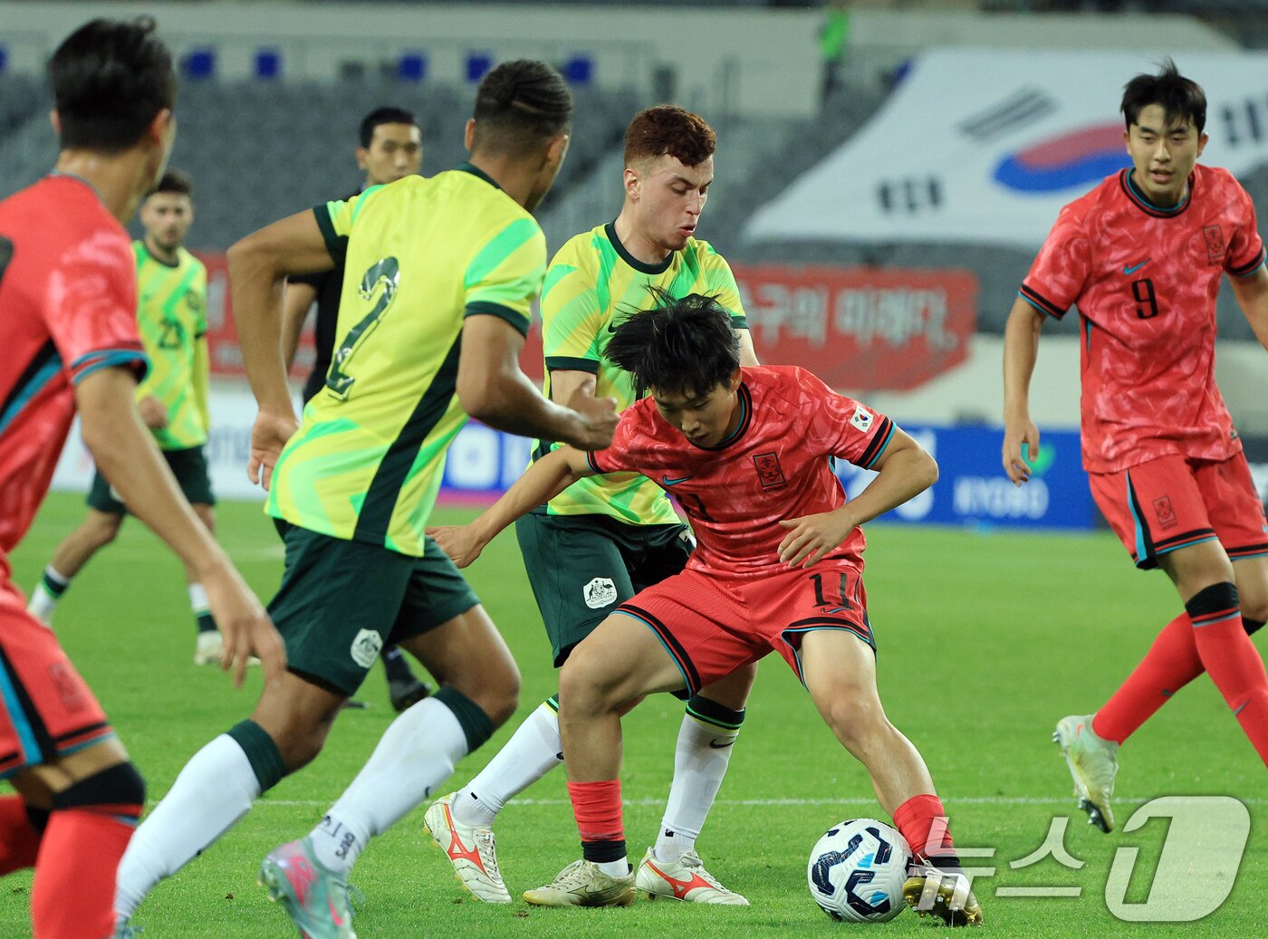 본문 이미지 - 5일 오후 경기도 용인미르스타디움에서 열린 하나은행 초청 U-22 축구국가대표팀 친선경기 대한민국과 호주의 경기에서 대한민국 김용학이 호주 킬리 애덤슨&#40;Kealey ADAMSON&#41; 등과 치열한 승부를 펼치고 있다. 2025.6.5/뉴스1 ⓒ News1 박정호 기자
