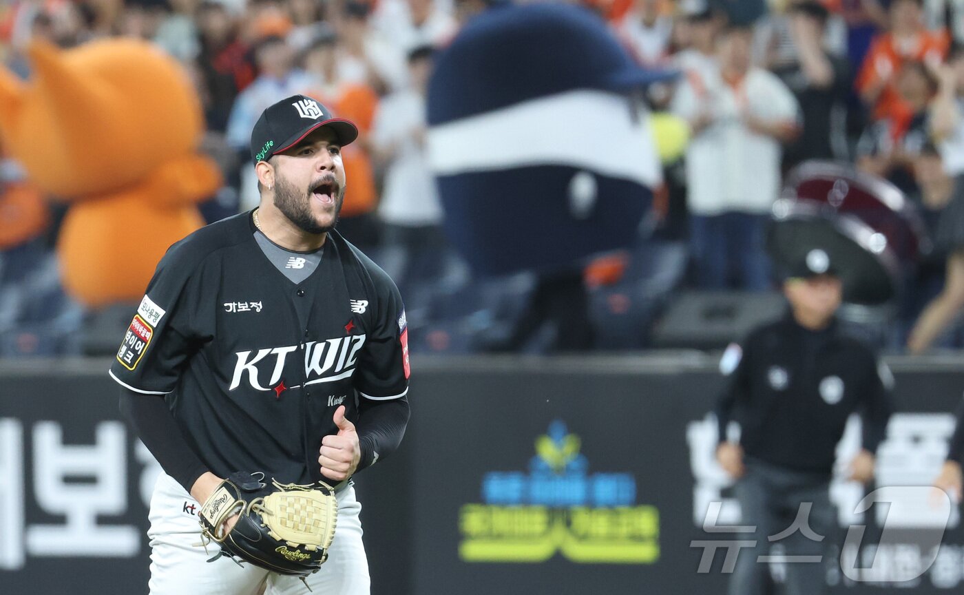 본문 이미지 - 포효하는 KT 위즈 외국인 투수 엔마누엘 데 헤이수스. 2025.6.5/뉴스1 ⓒ News1 김기남 기자
